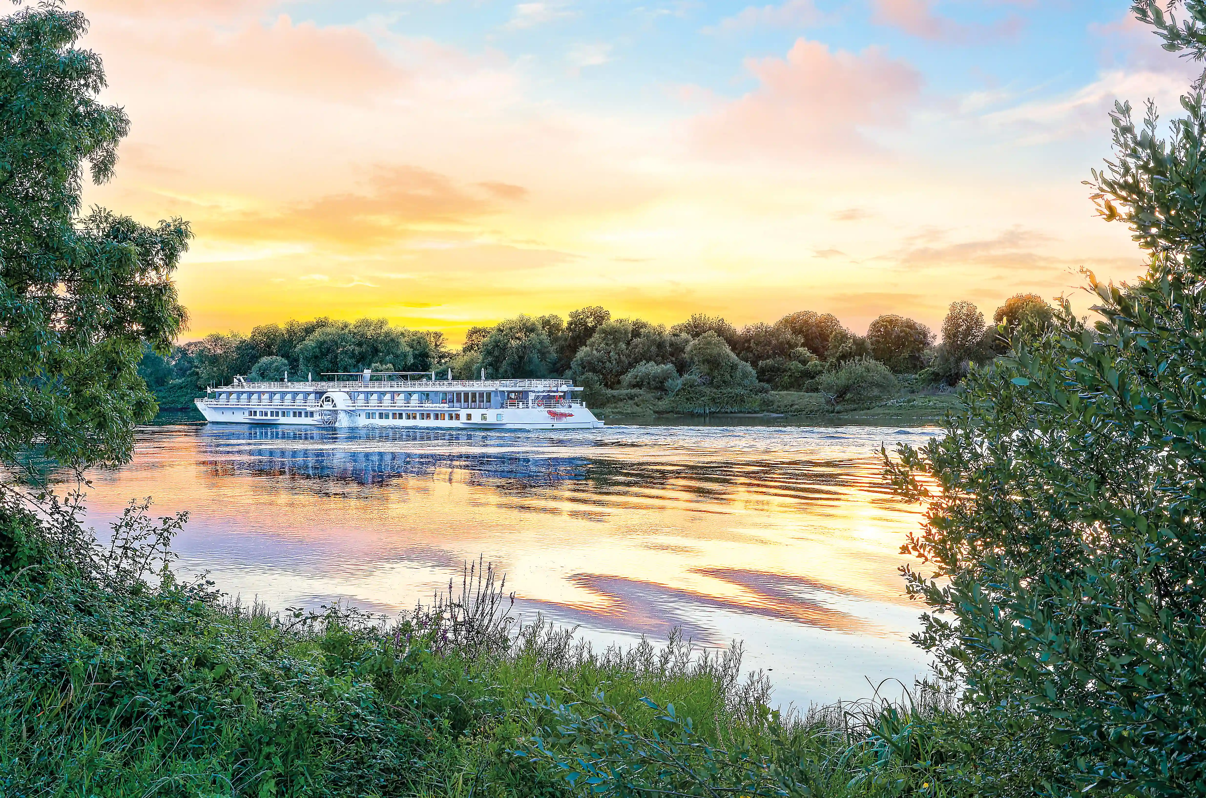 MS Loire Princesse en croisière fluviale au coucher du soleil sur la Loire en France