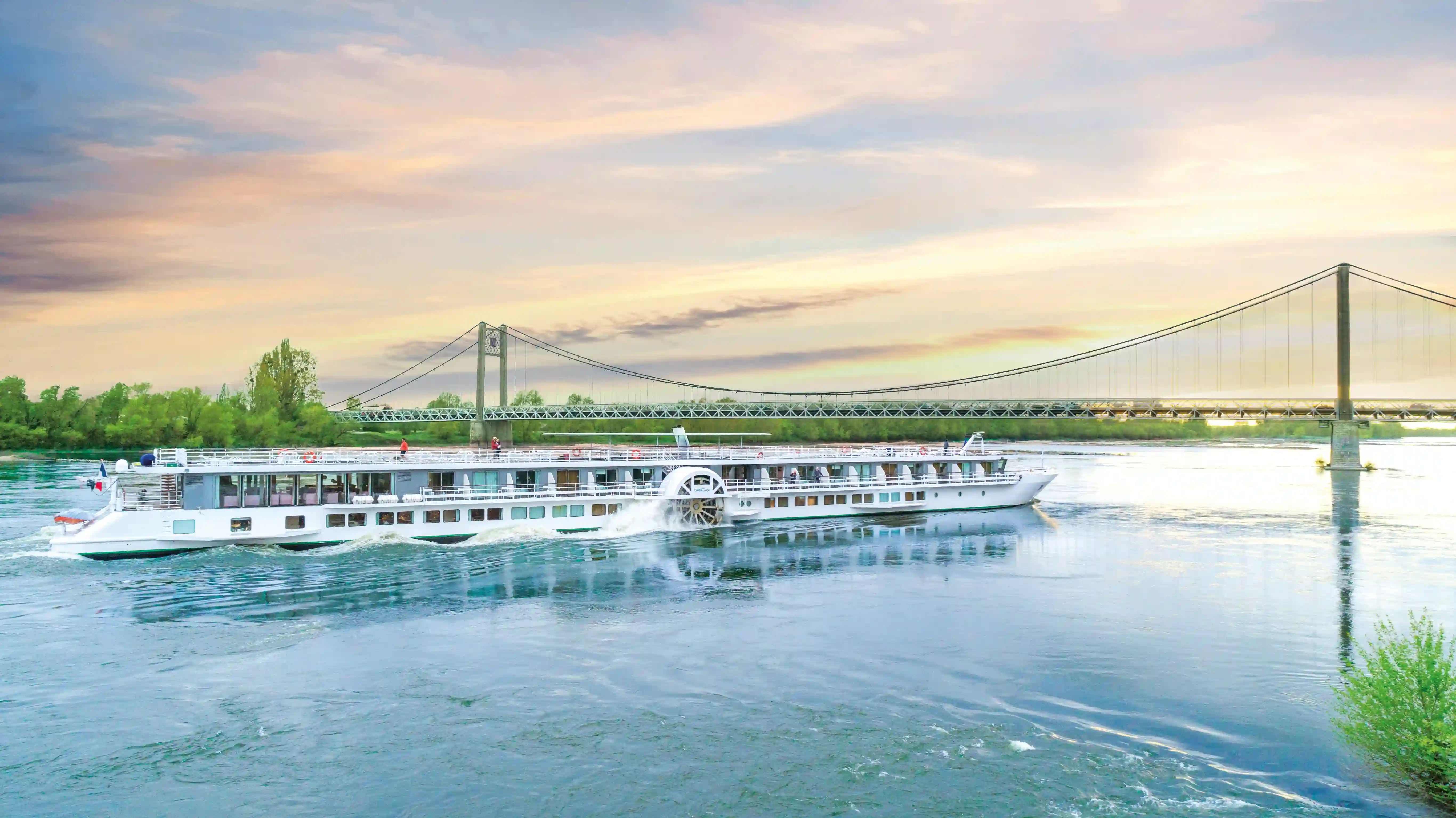 Le MS Loire Princesse naviguant sur la Loire dans un paysage naturel enchanteur