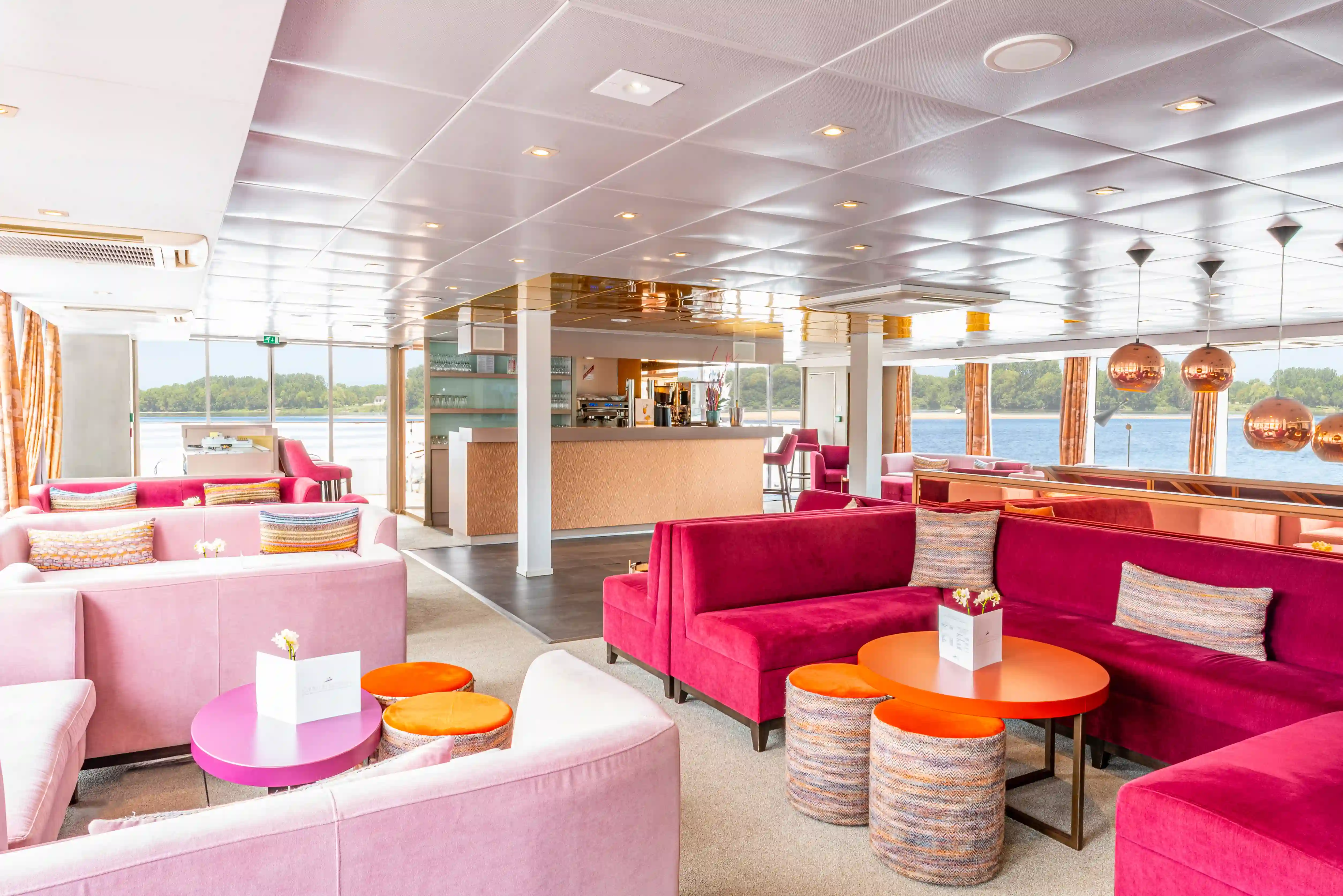 Salon panoramique moderne du MS Loire Princesse avec vue exceptionnelle sur les paysages ligériens