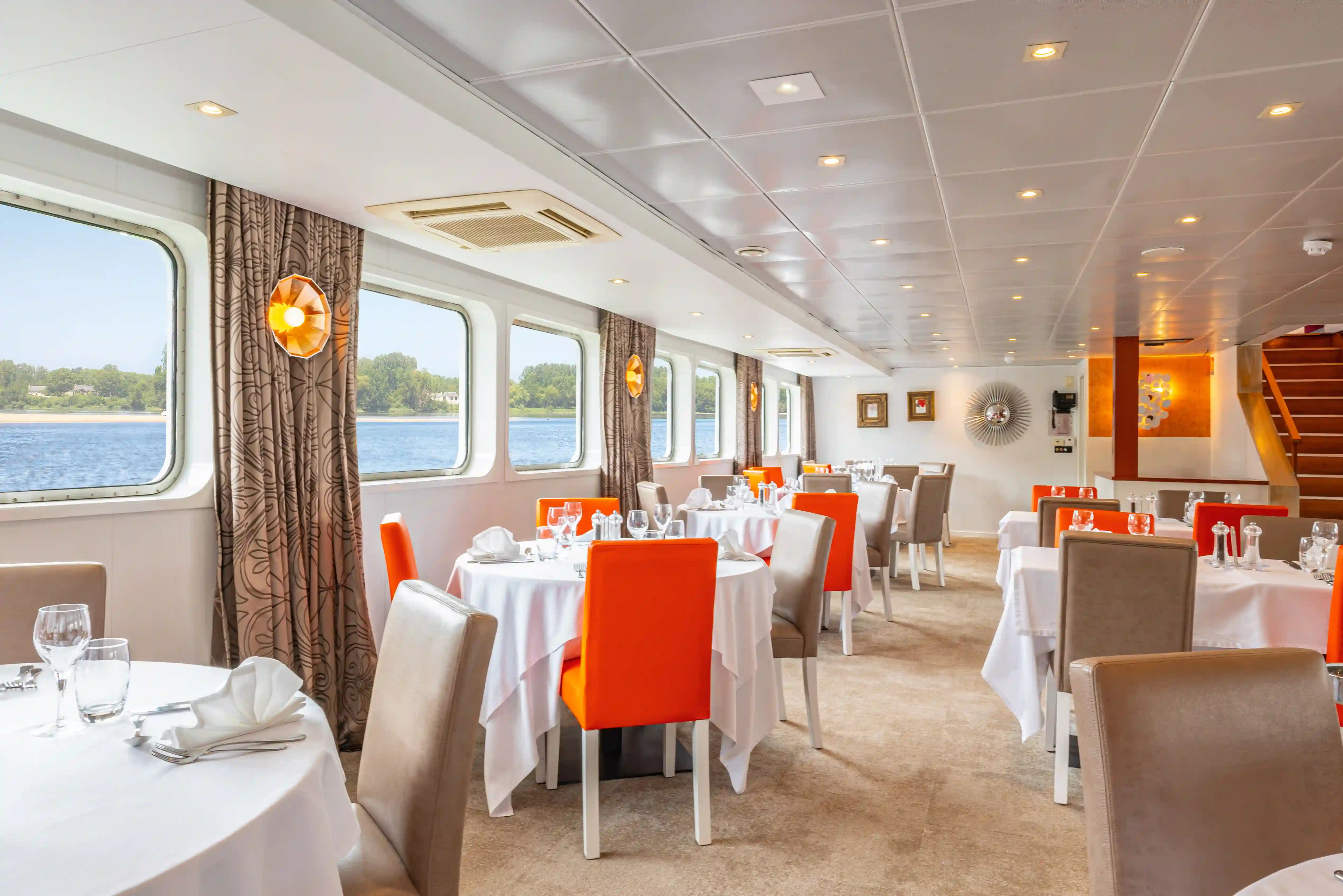 Restaurant gastronomique du MS Loire Princesse avec tables élégamment dressées