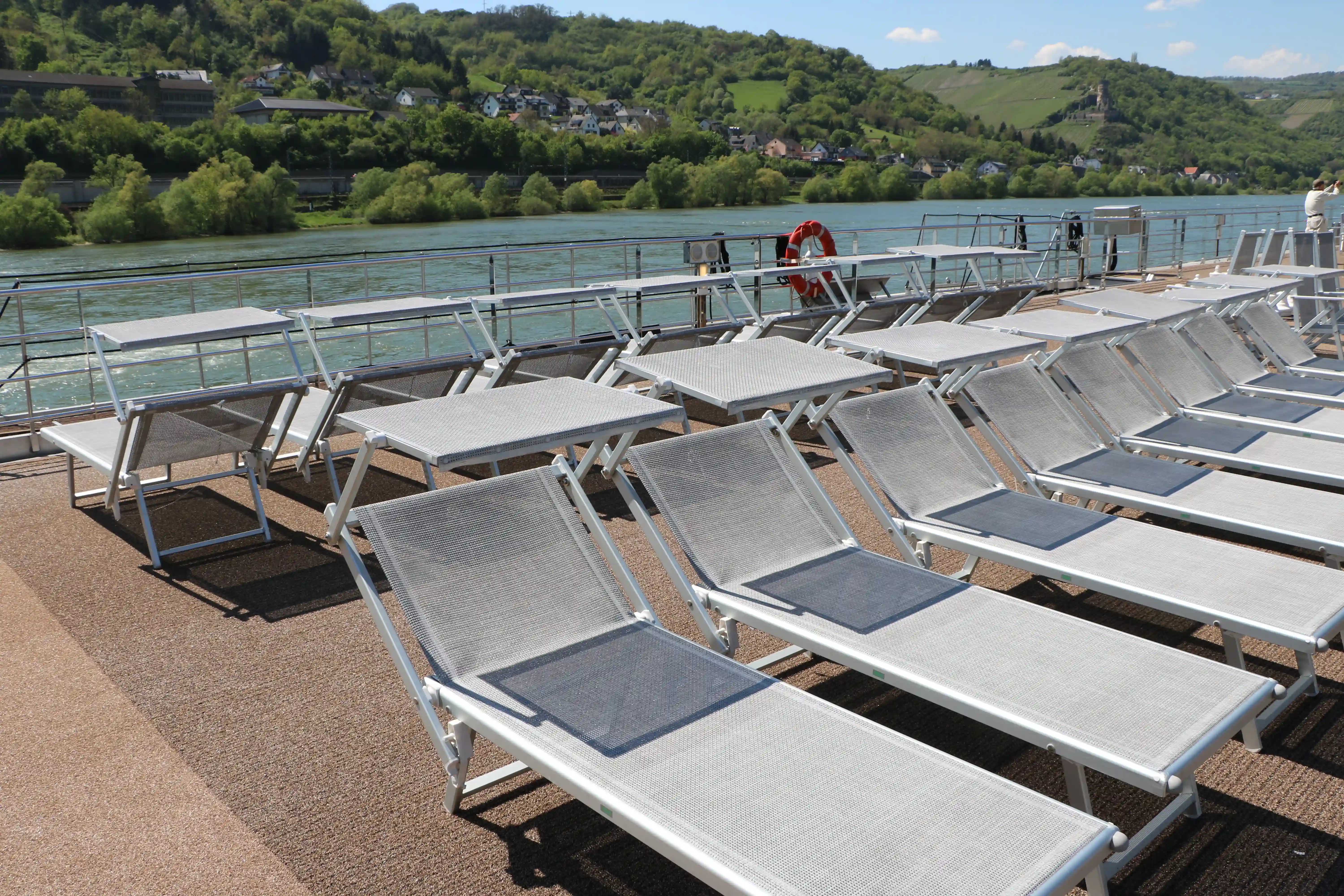Grand pont soleil équipé de chaises longues et de tables, idéal pour admirer les paysages au fil de l’eau