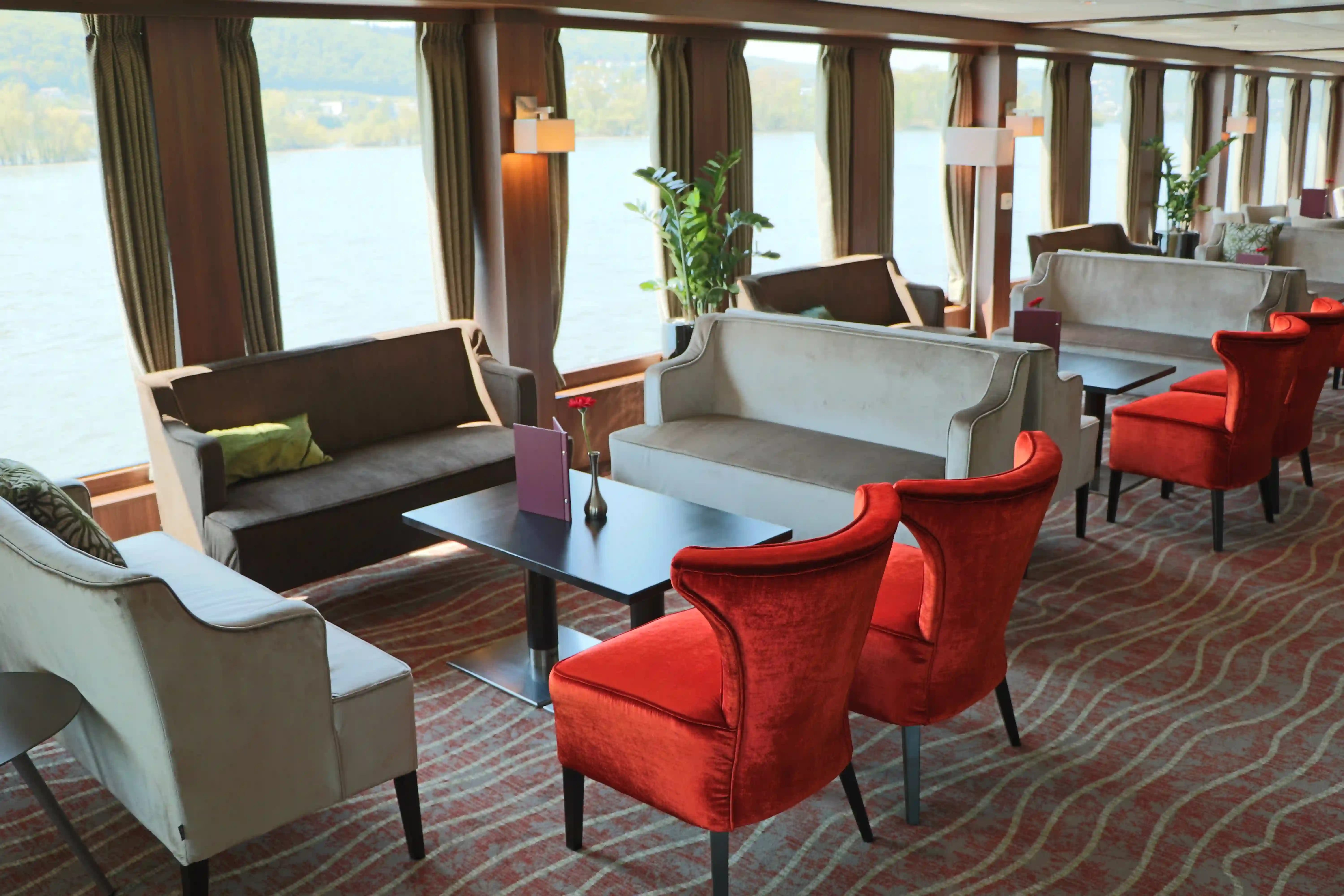 Salon panoramique élégant avec bar, espaces de détente confortables et ambiance chaleureuse