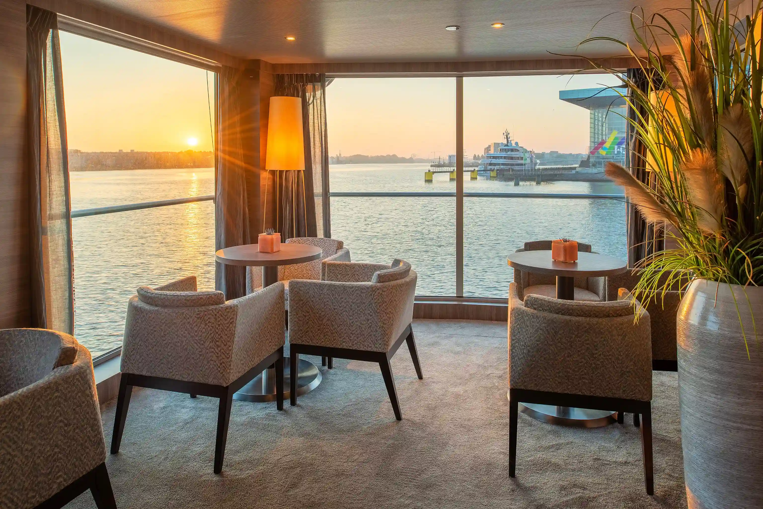 Amadeus Club élégant avec baies vitrées et vue panoramique sur le fleuve.