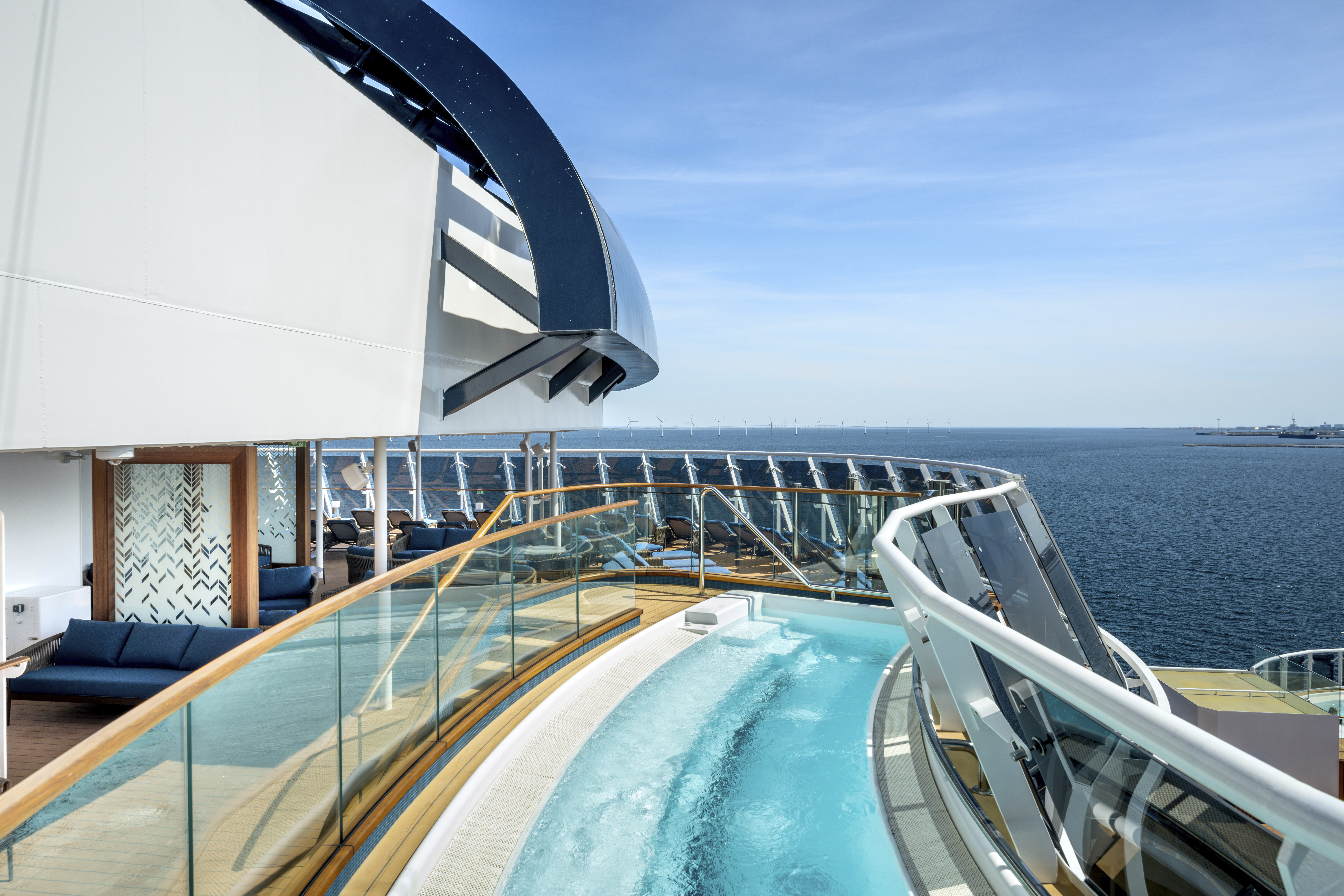 Aussenpool mit Glasüberdachung und Blick aufs Meer