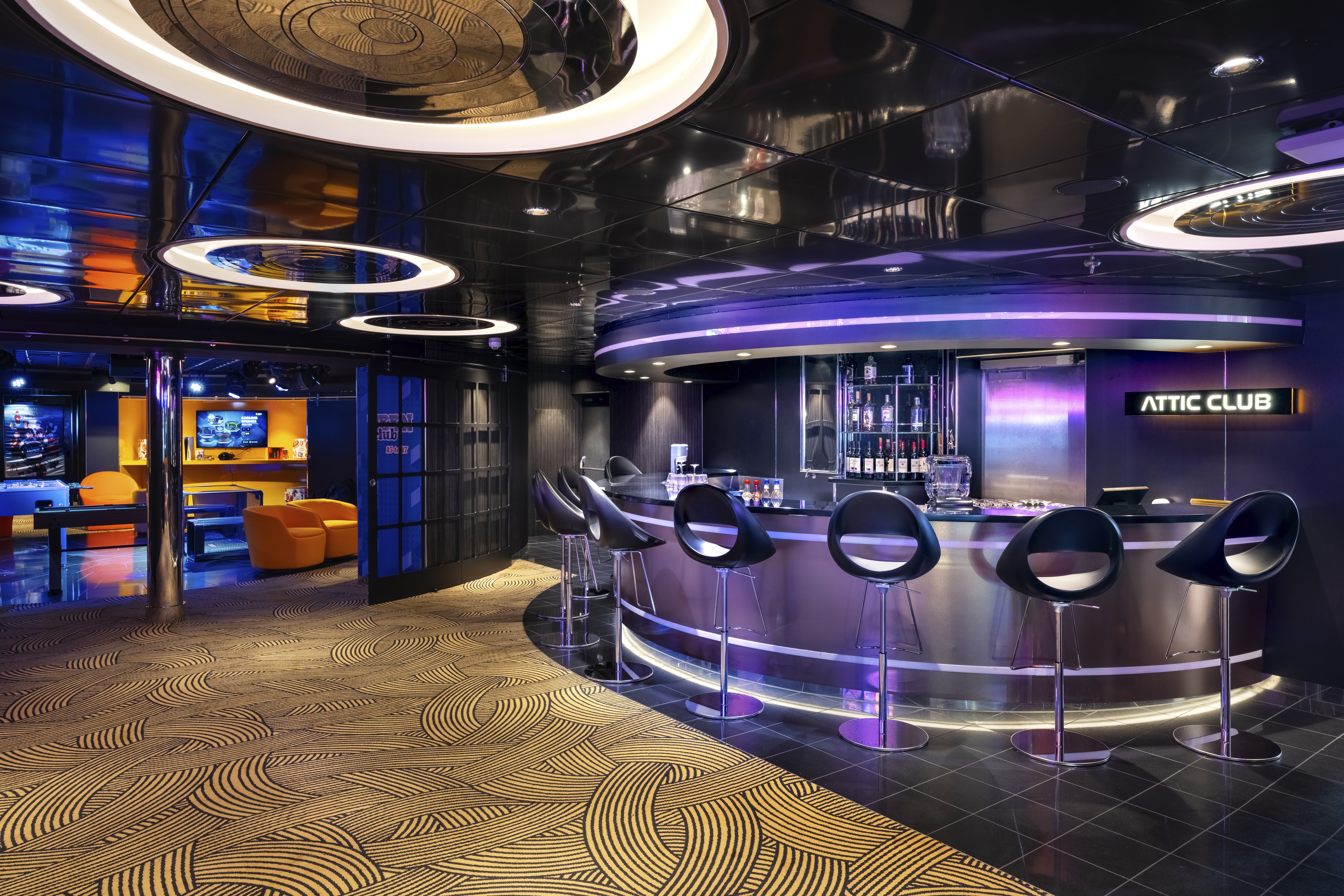 Moderne Bar mit beleuchteter Theke und gemütlichen Sitzplätzen