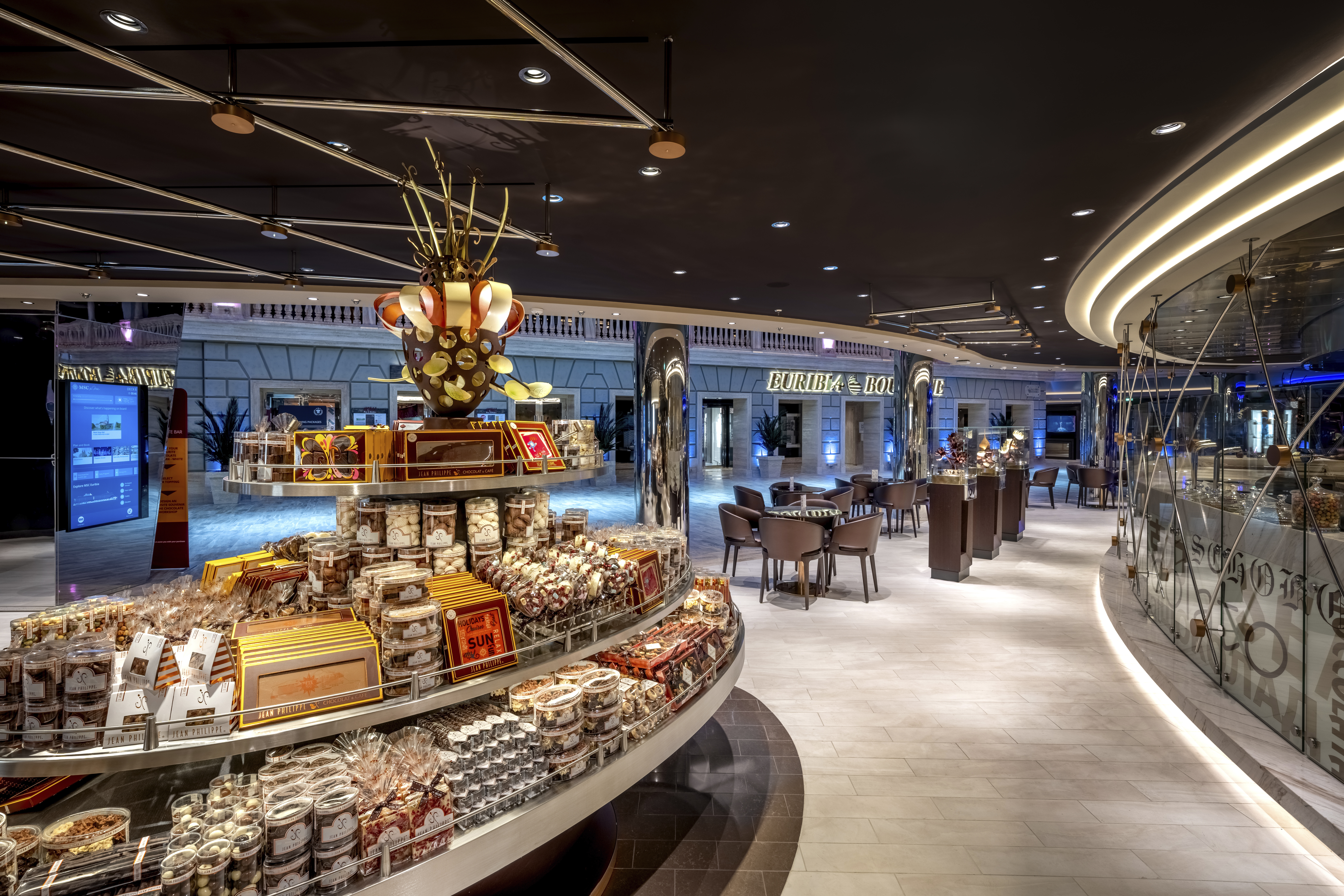 Eleganter Shop mit Verkaufsregalen an Bord der MSC Euribia