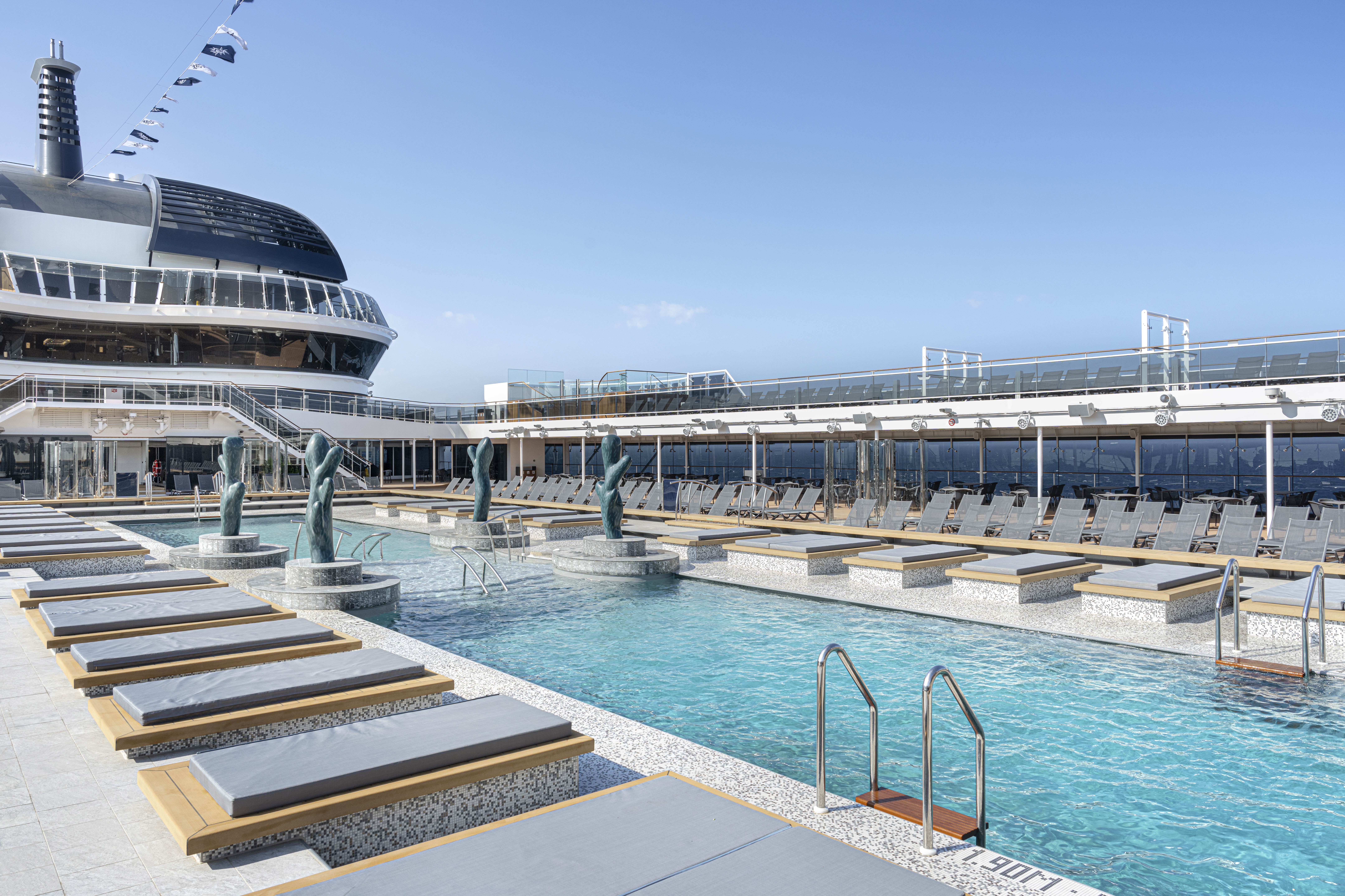 Aussenpool mit Liegestühlen an Bord der MSC Euribia