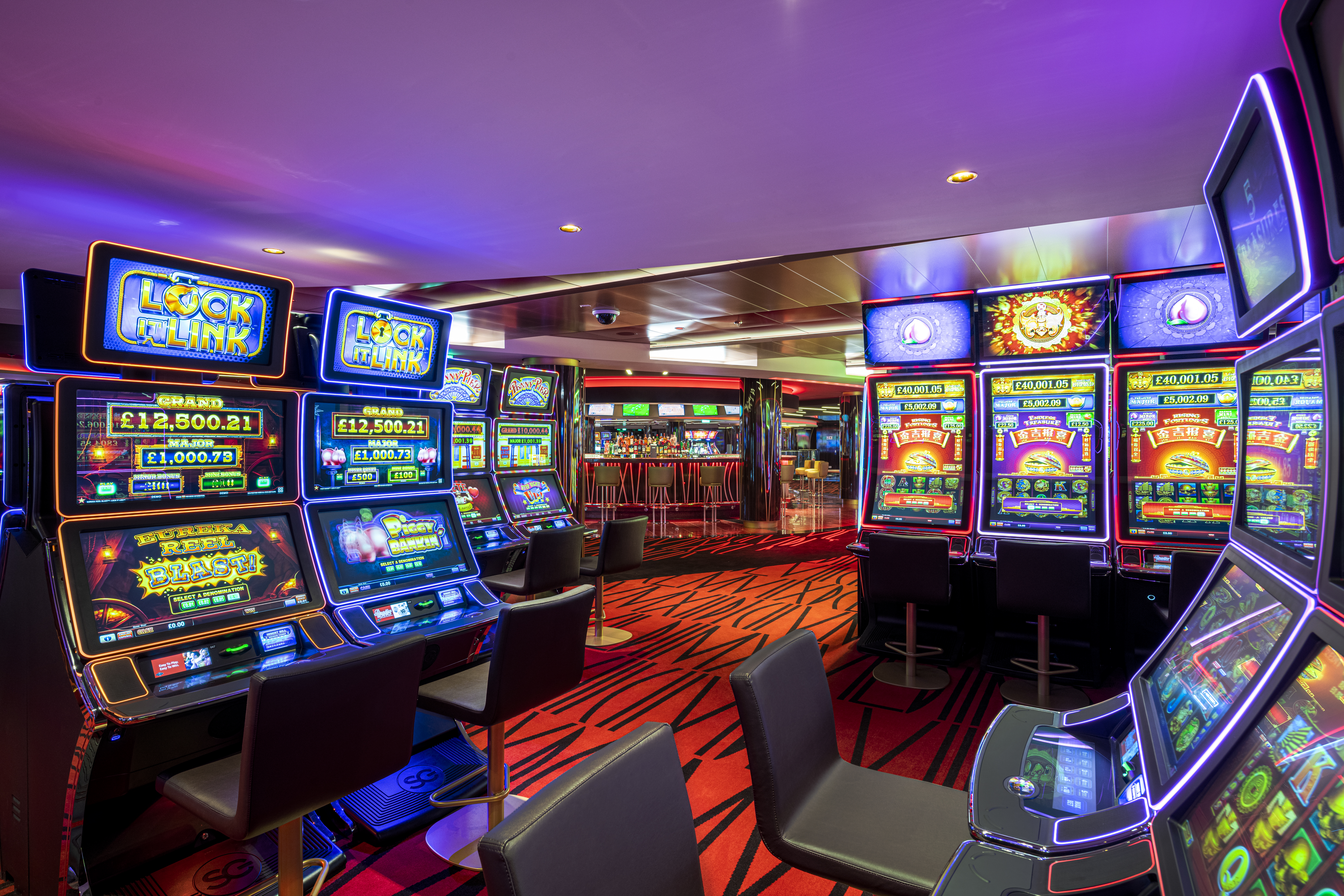 Casino der MSC Euribia mit bunten Spielautomaten