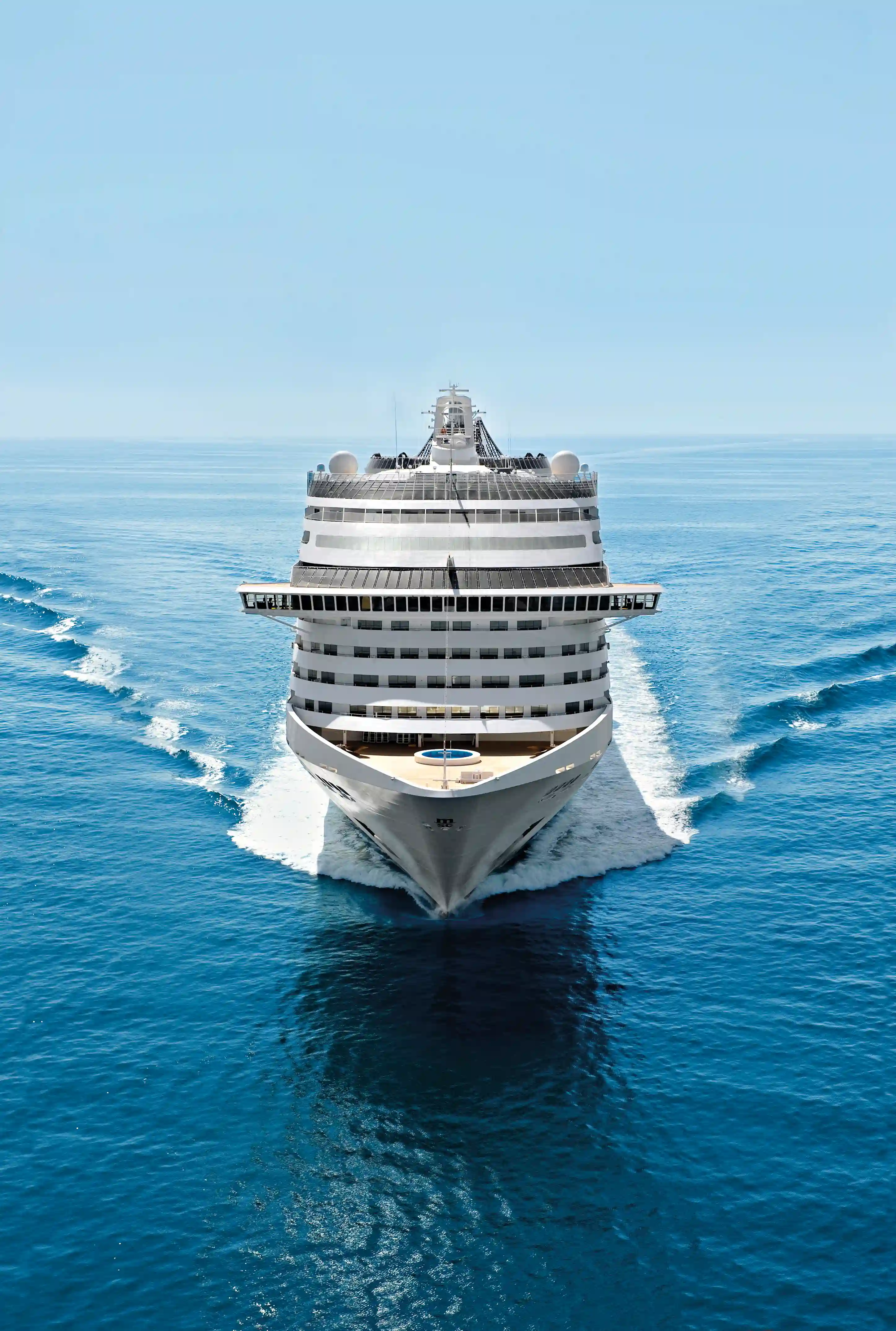 Frontale Ansicht des Bugs der MSC Fantasia während der Fahrt auf ruhigem, blauem Meer.