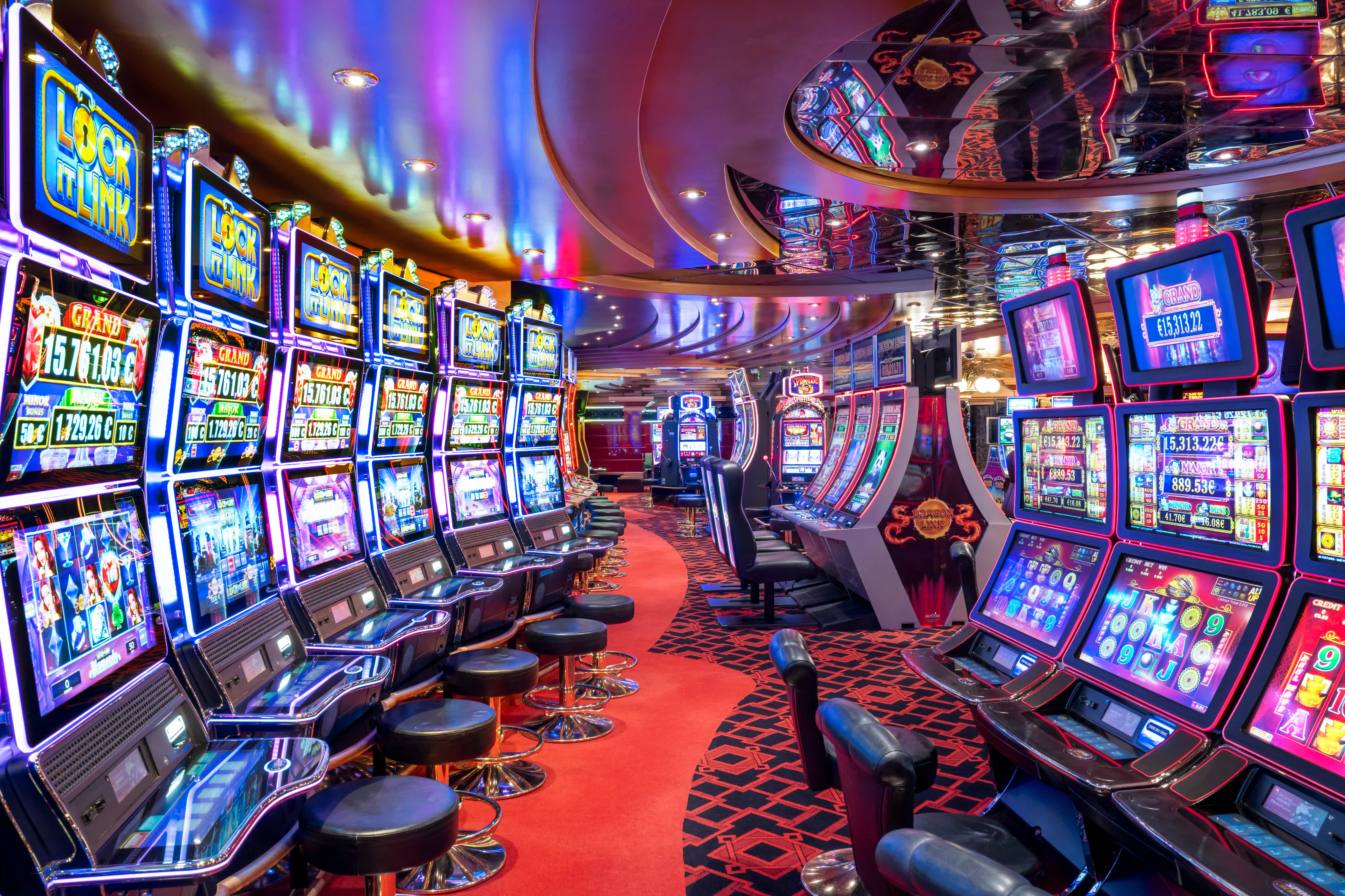 Modernes Casino auf der MSC Fantasia mit zahlreichen Spielautomaten, farbiger Beleuchtung und Sitzplätzen.
