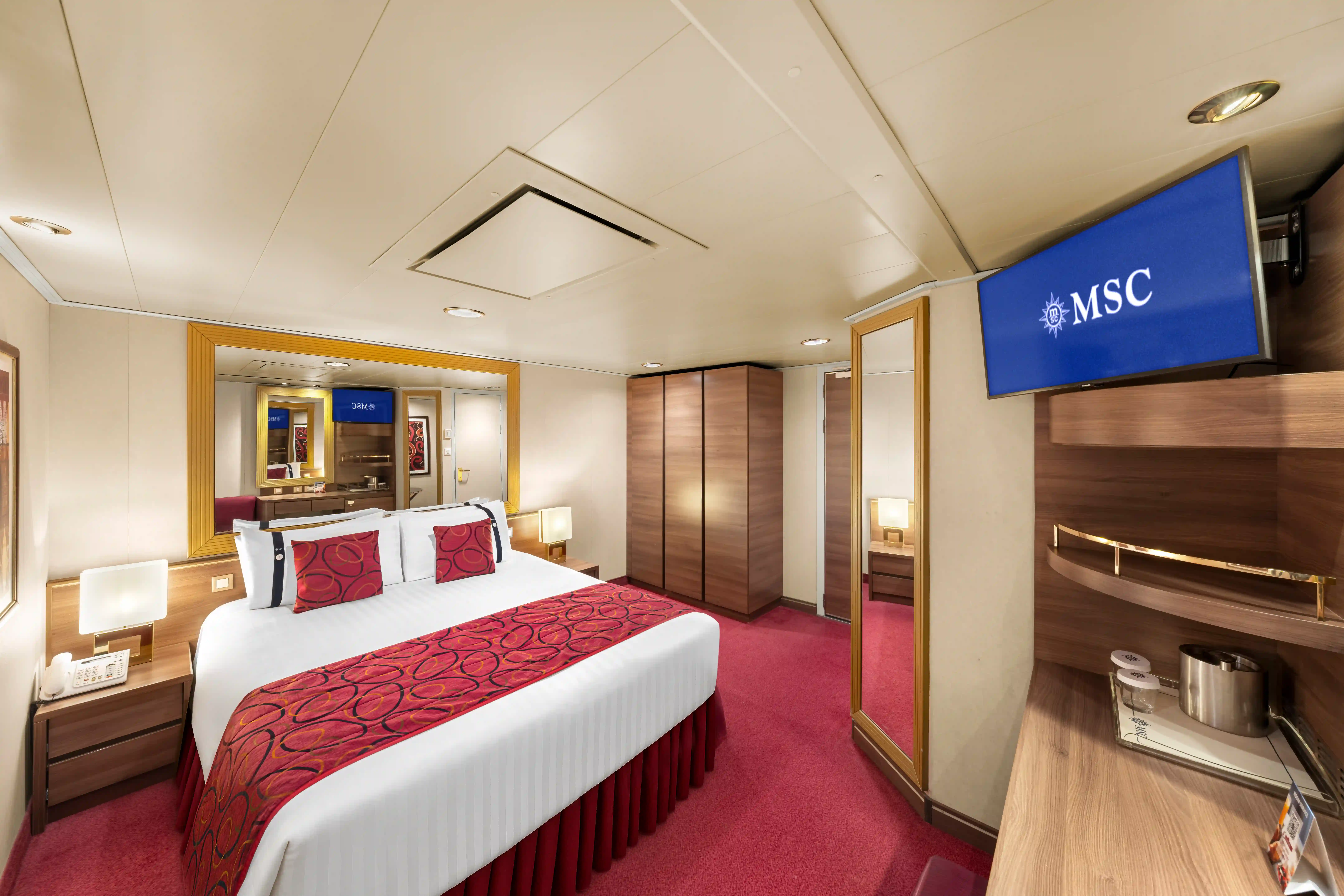 Gemütliche Innenkabine auf der MSC Fantasia mit Doppelbett, Kleiderschrank und funktionalem Design.