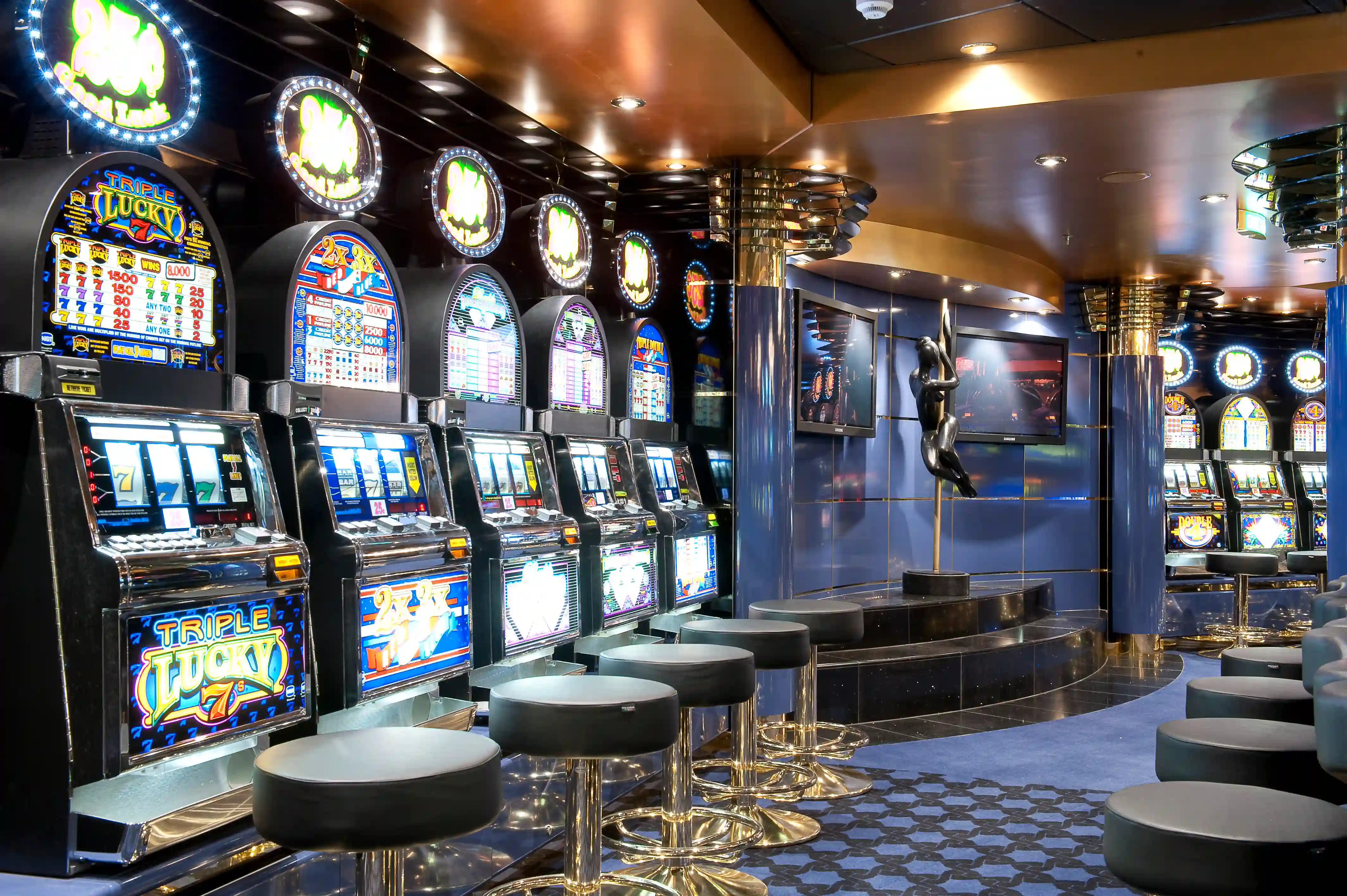 Casino auf der MSC Magnifica mit zahlreichen Spielautomaten, Sitzgelegenheiten und moderner Beleuchtung.