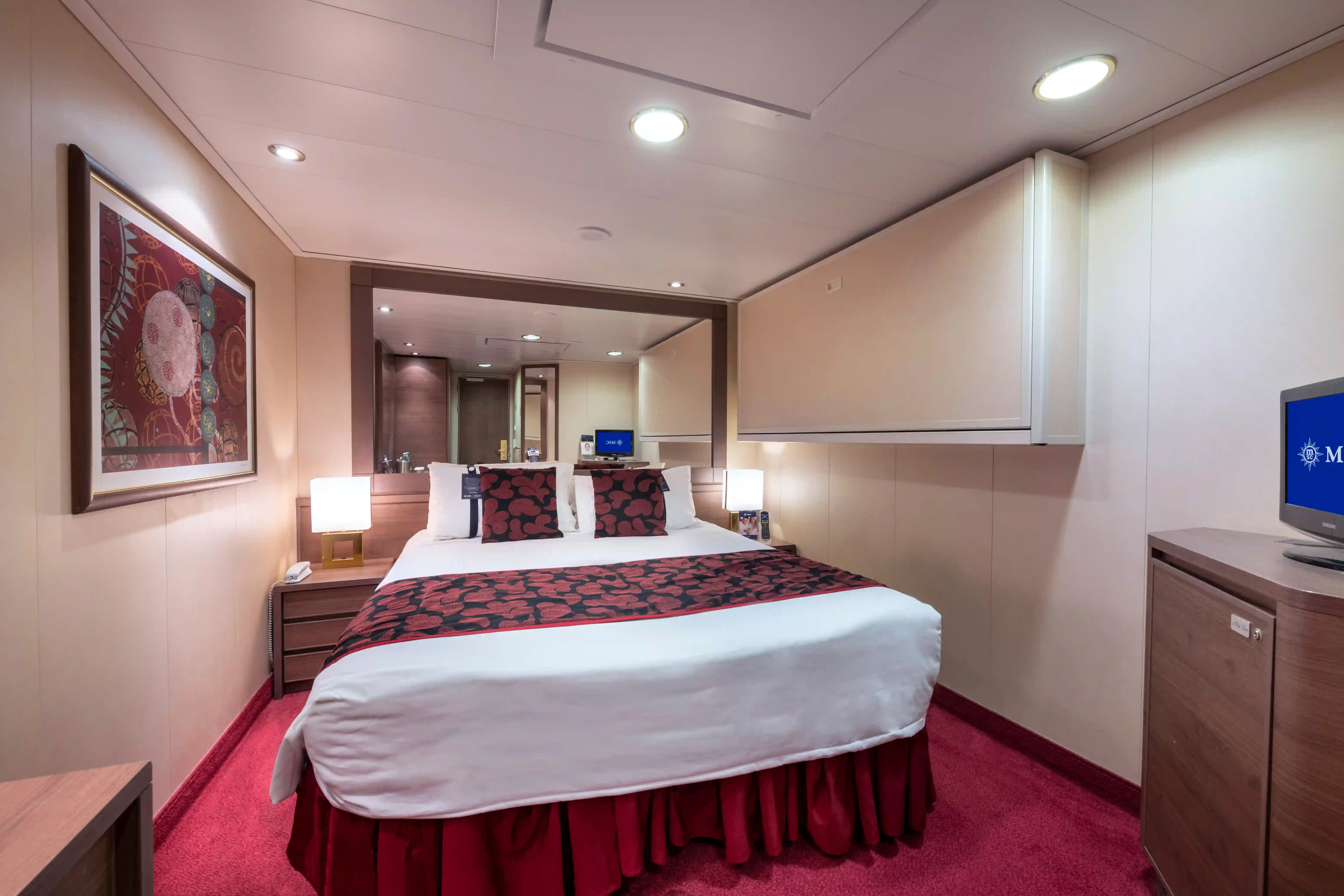 Innenkabine der MSC Magnifica mit Doppelbett, Nachttischen, Stauraum und funktionalem Design.