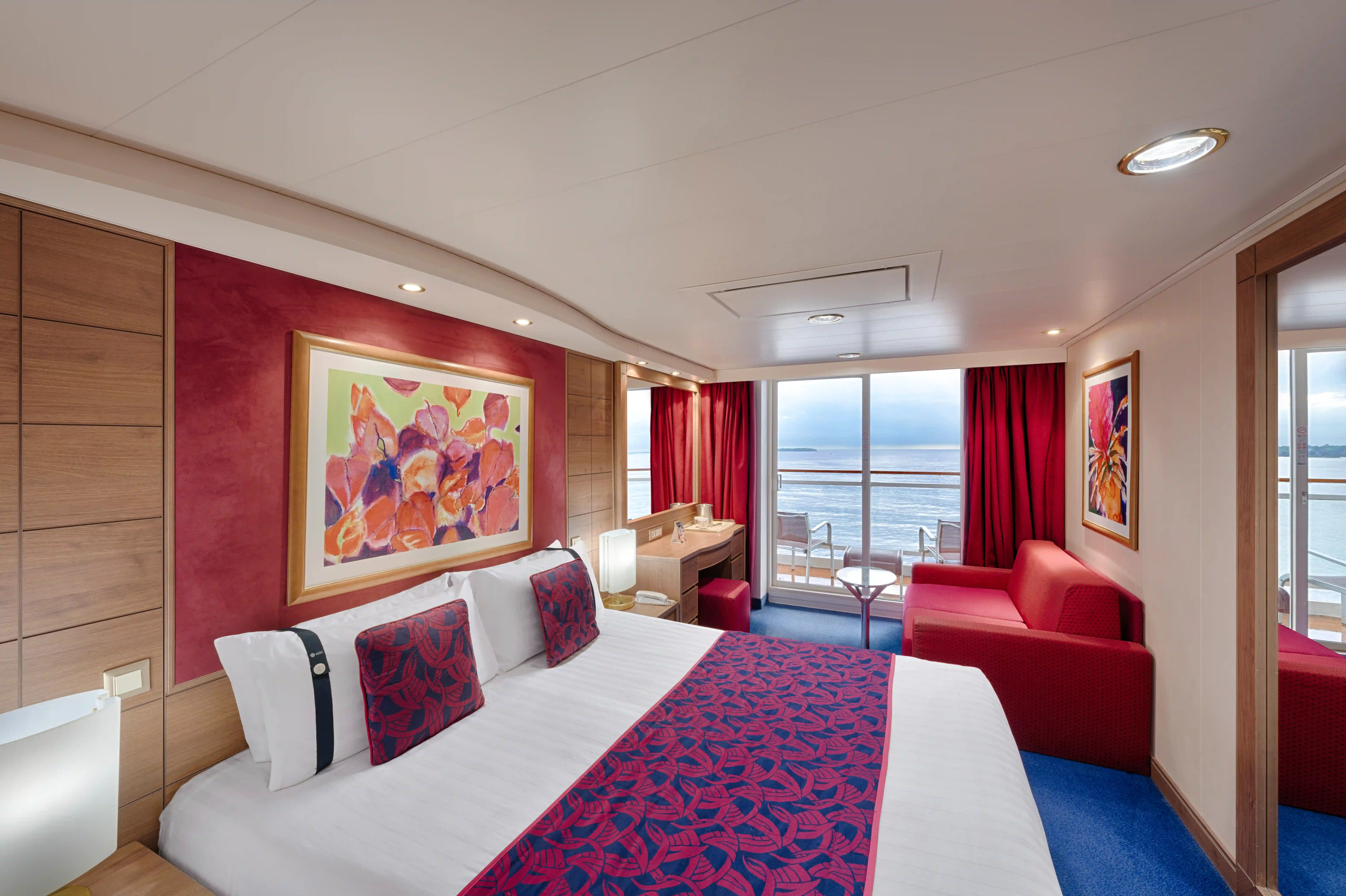 Komfortable Balkonkabine der MSC Musica mit Doppelbett, Sitzecke und privatem Balkon mit Meerblick.