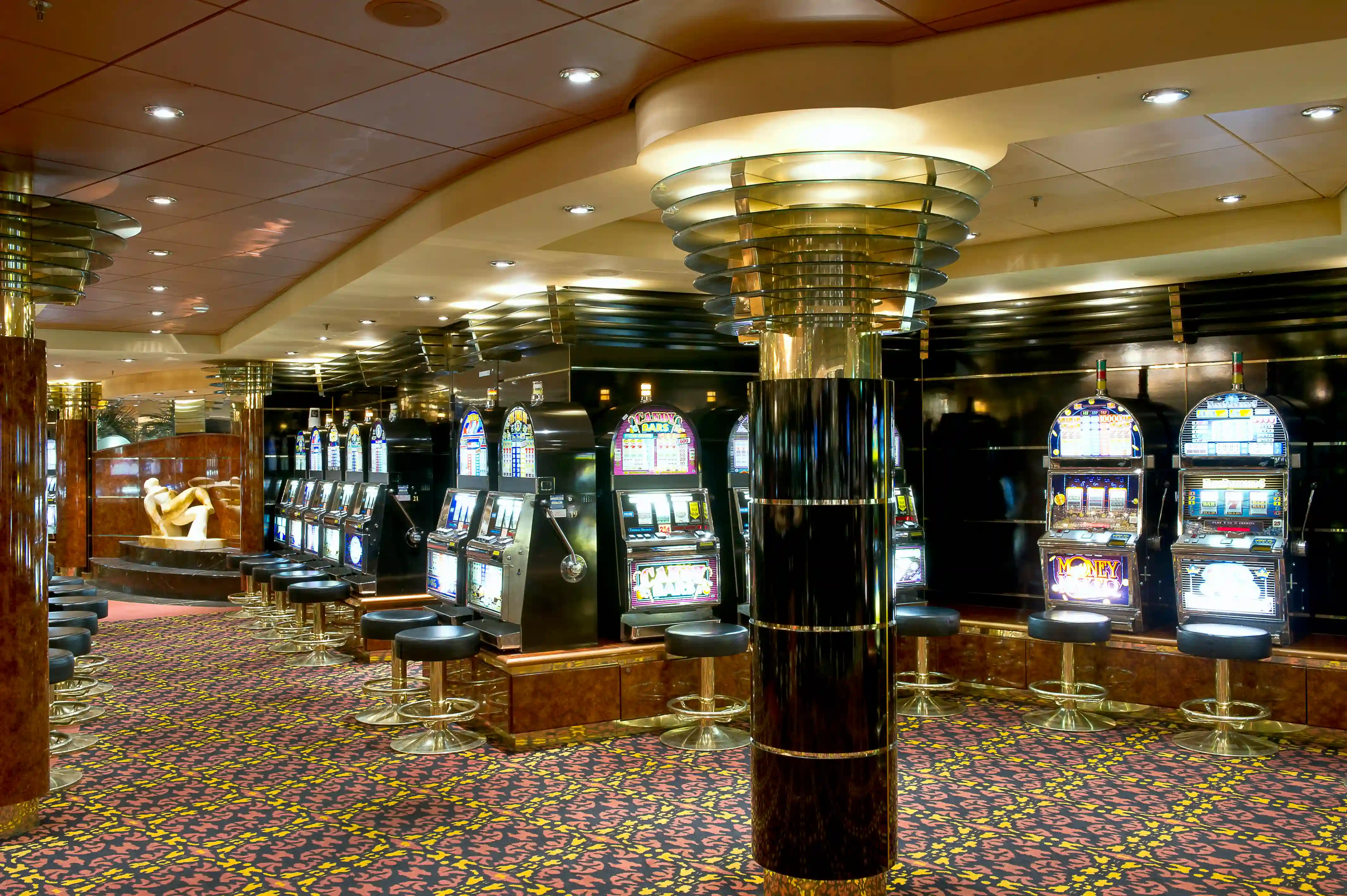 Modernes Casino der MSC Musica mit Spielautomaten, Spieltischen und gedämpfter Beleuchtung.