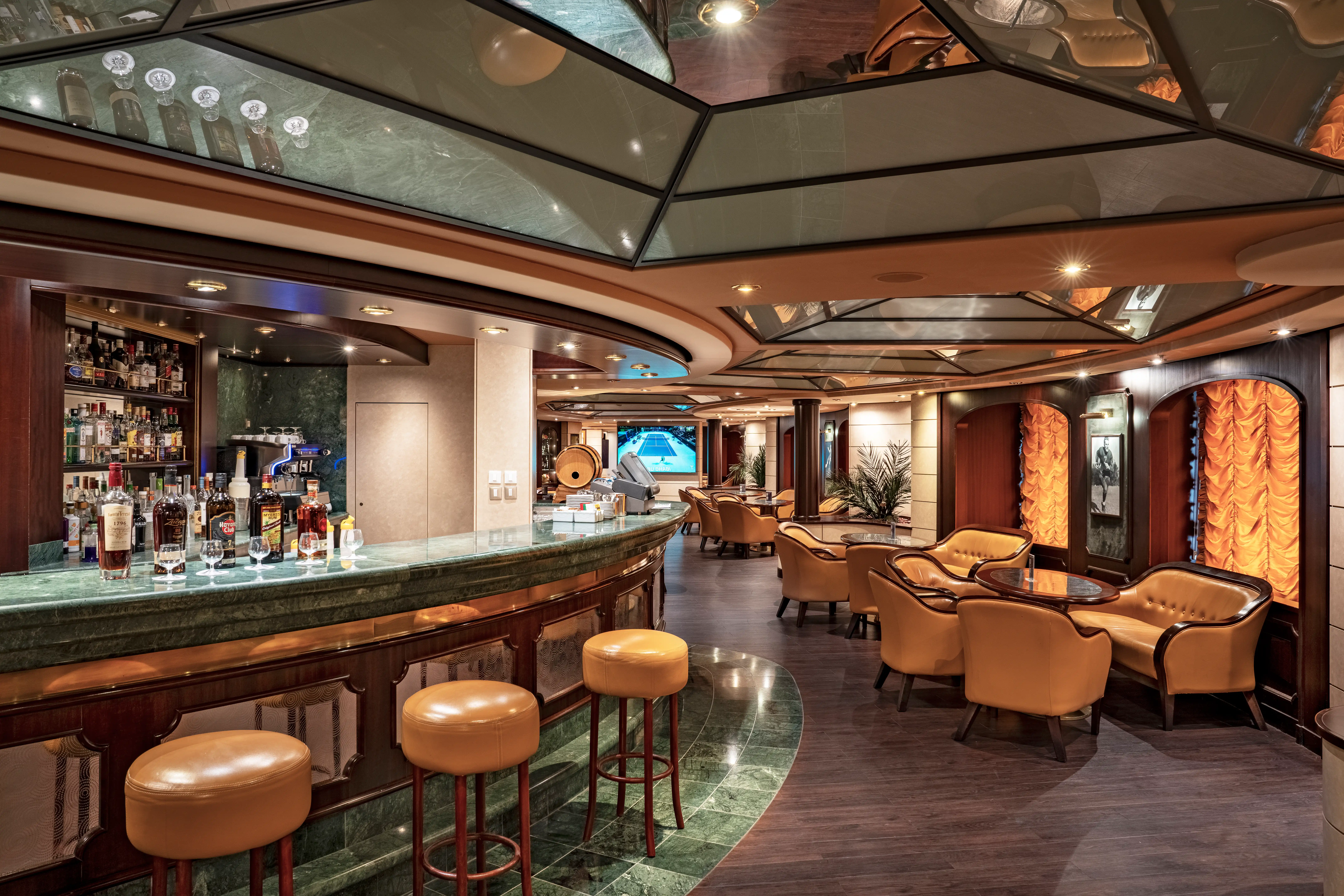 Bar lounge élégante avec comptoir, tabourets et espaces assis à l intérieur d un navire