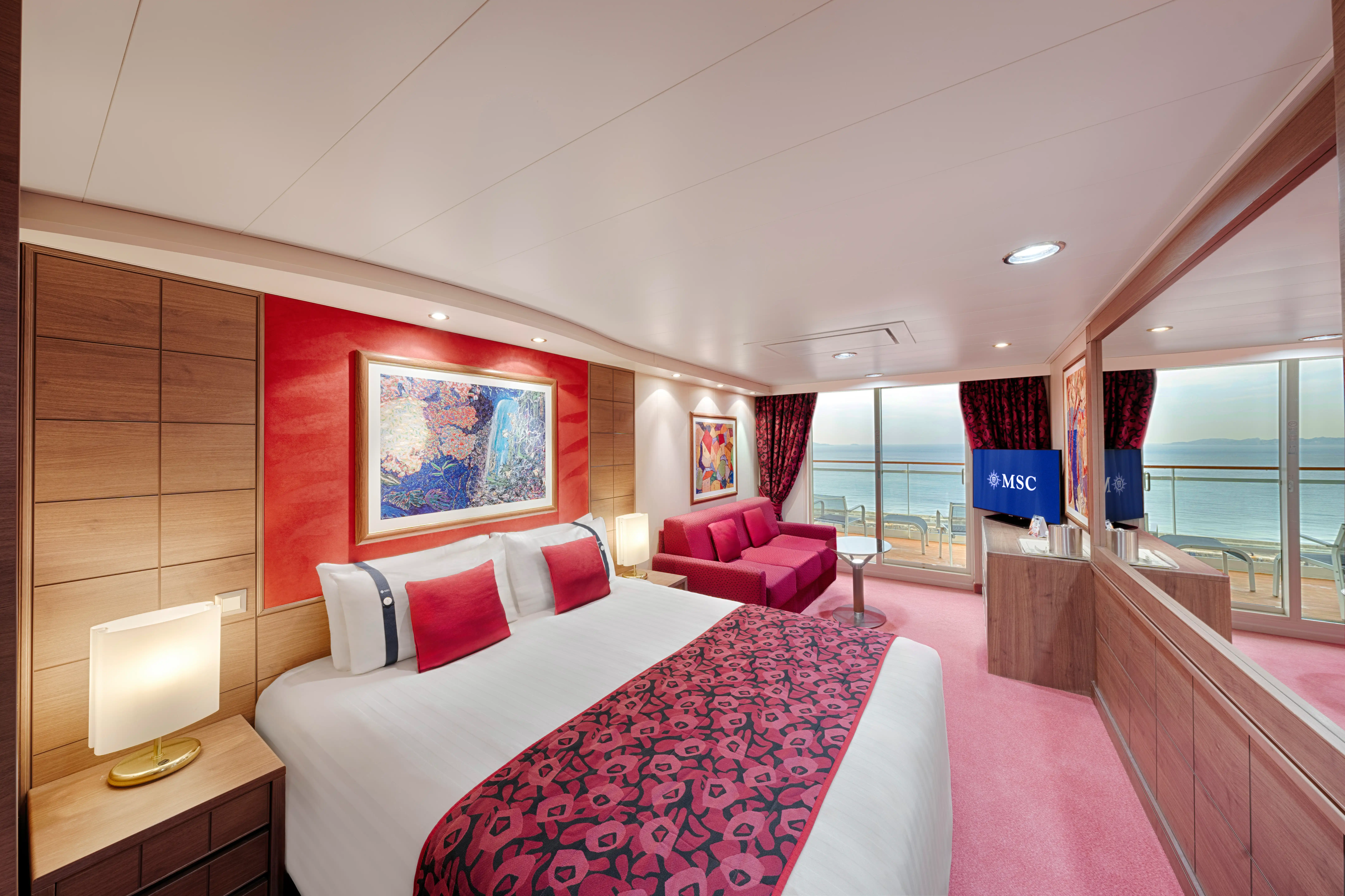 Suite spacieuse avec lit, canapé, balcon et vue sur la mer à bord d un navire
