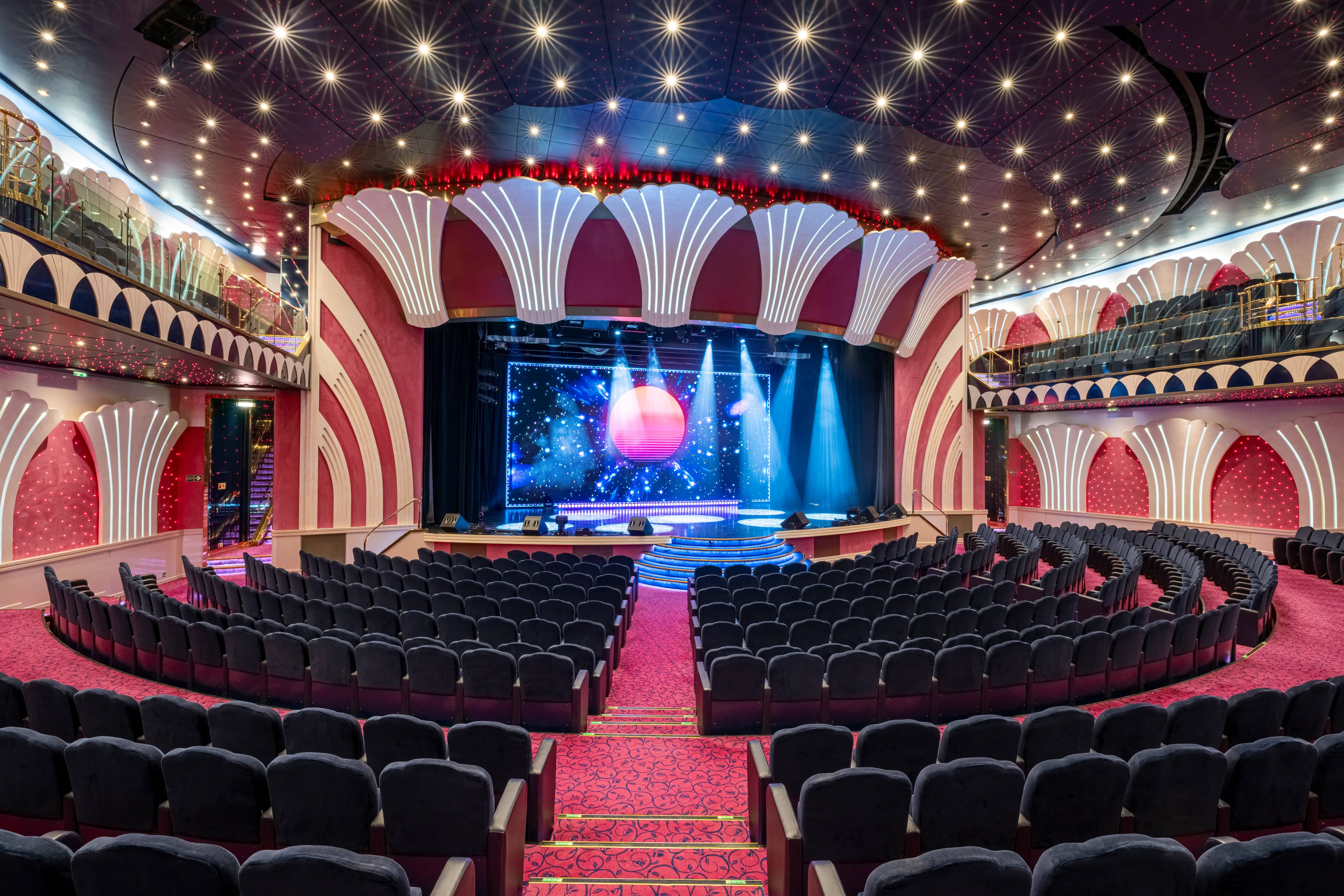 Grand théâtre avec scène, éclairage et nombreux sièges à l intérieur d un navire