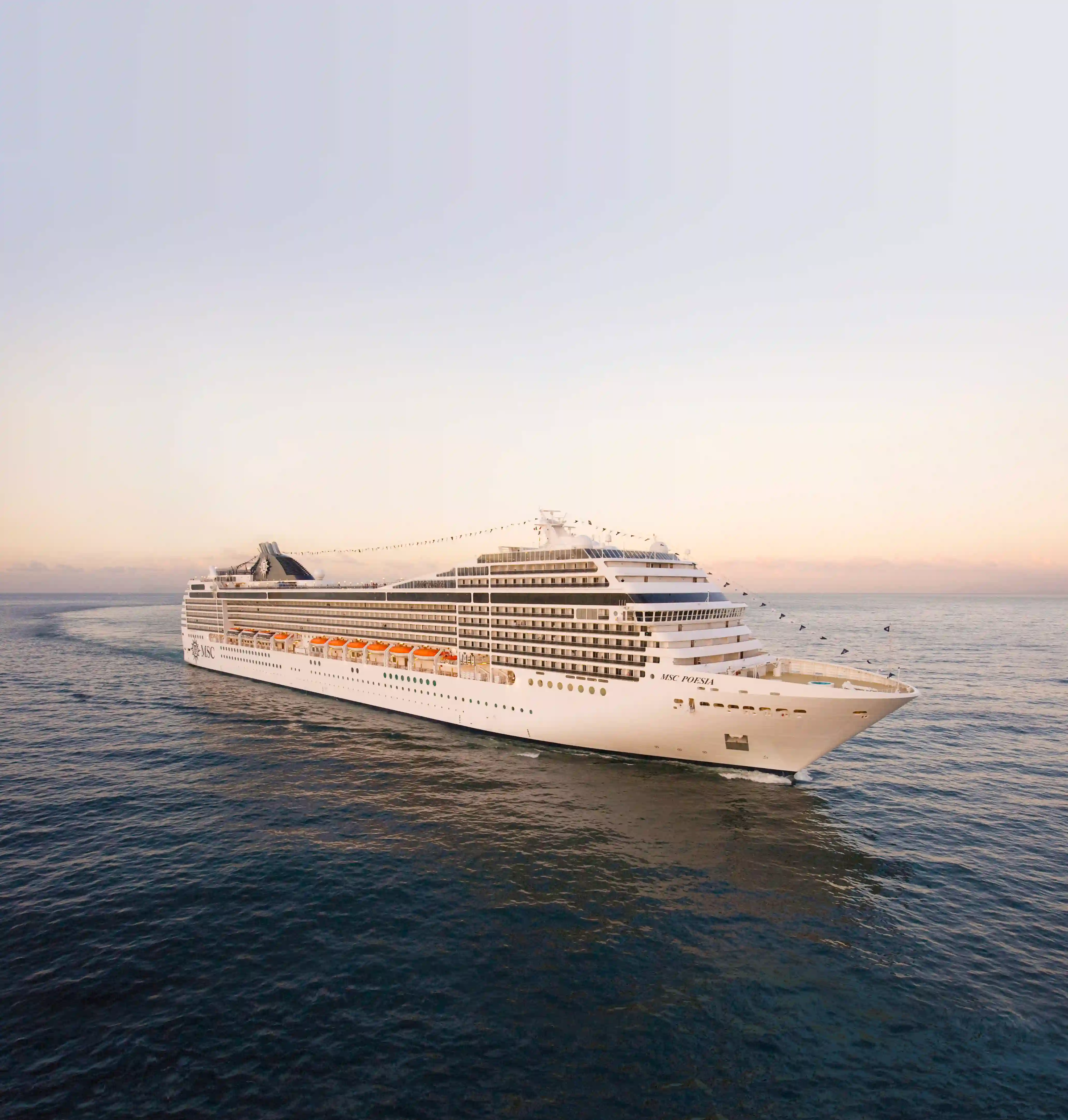 Die MSC Poesia auf offenem Meer bei warmem Abendlicht und ruhiger See