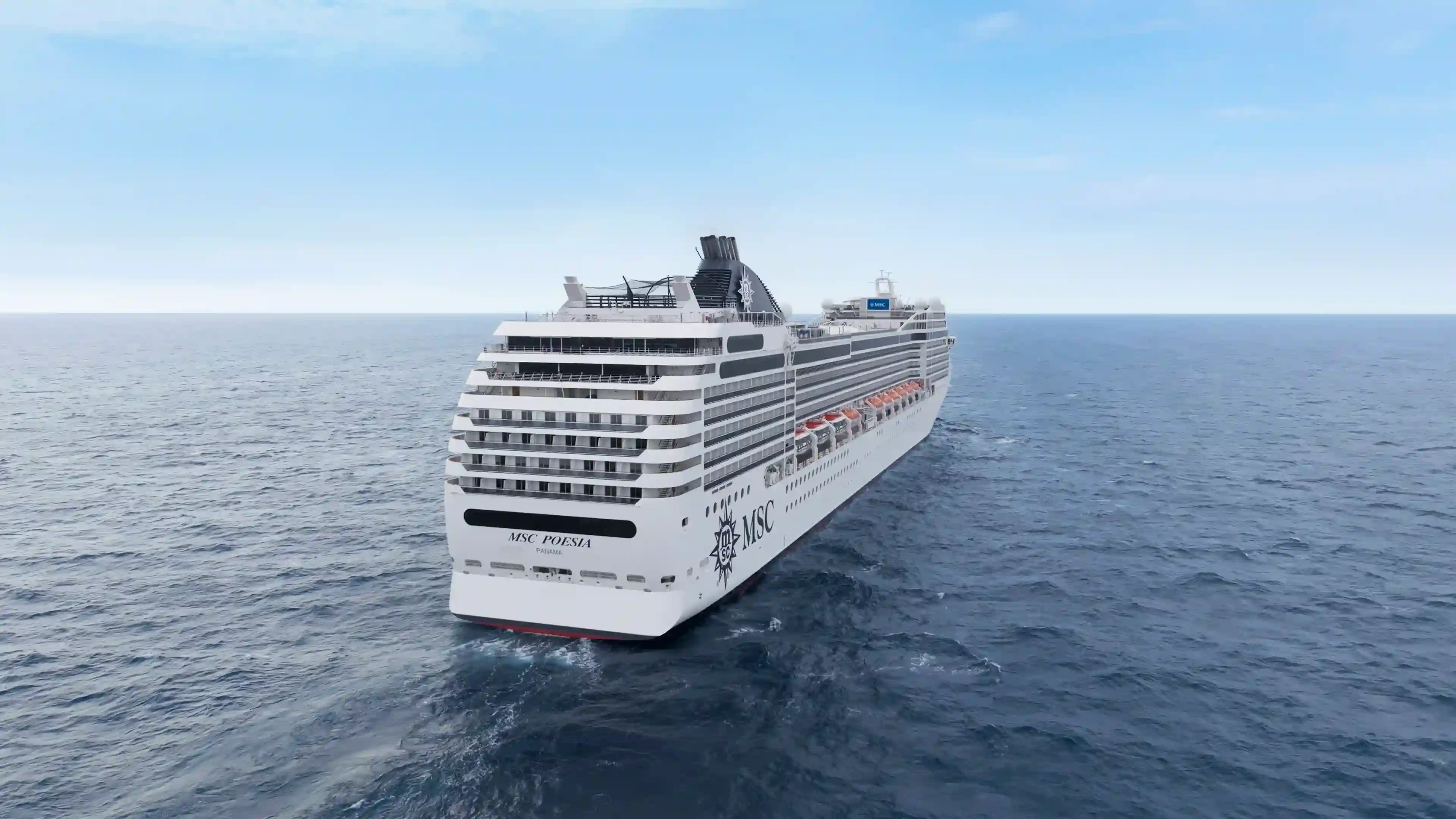 Heckansicht der MSC Poesia auf offenem Meer bei ruhiger See