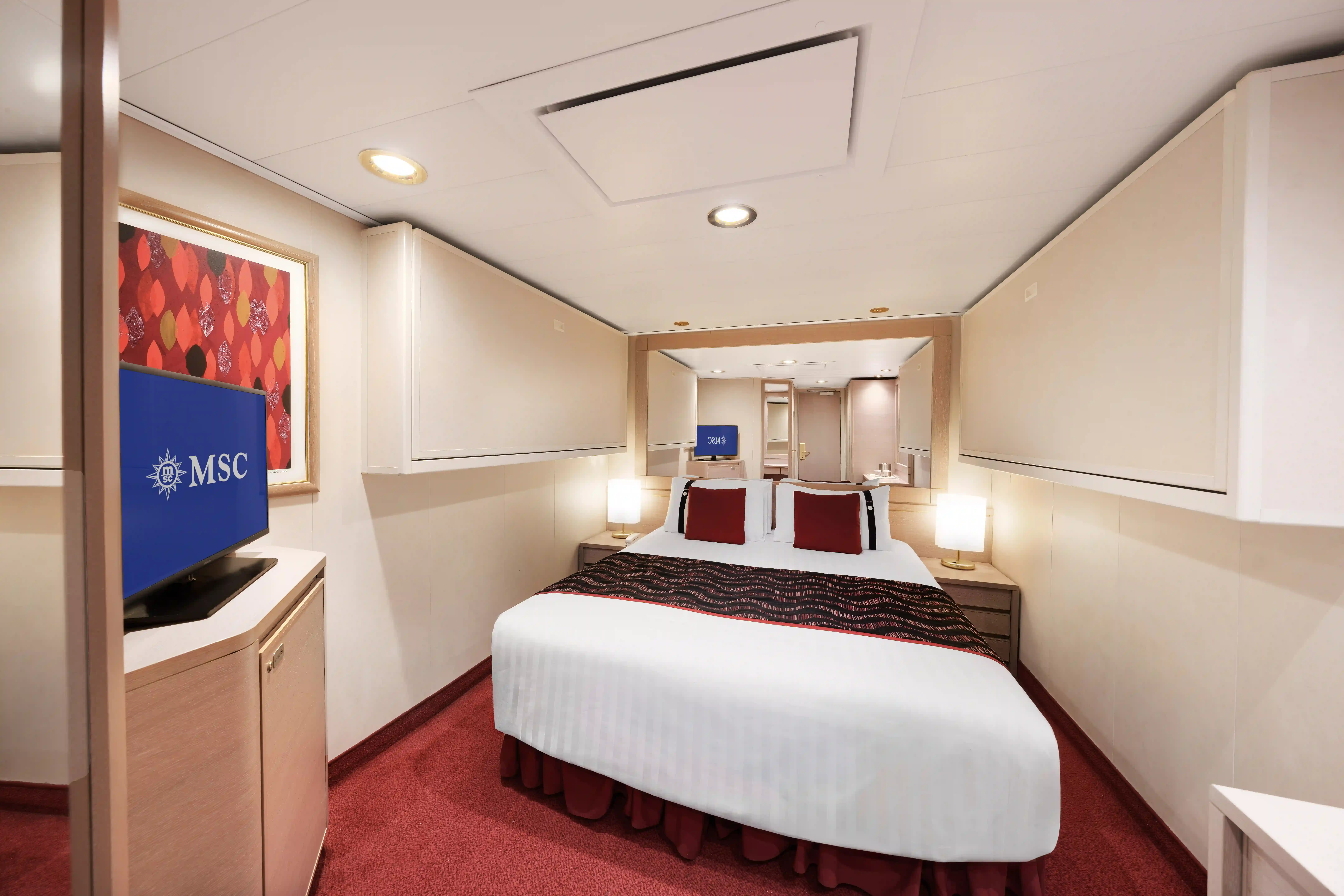 Innenkabine auf der MSC Poesia mit Doppelbett, Fernseher, Nachttischen und modernem Design