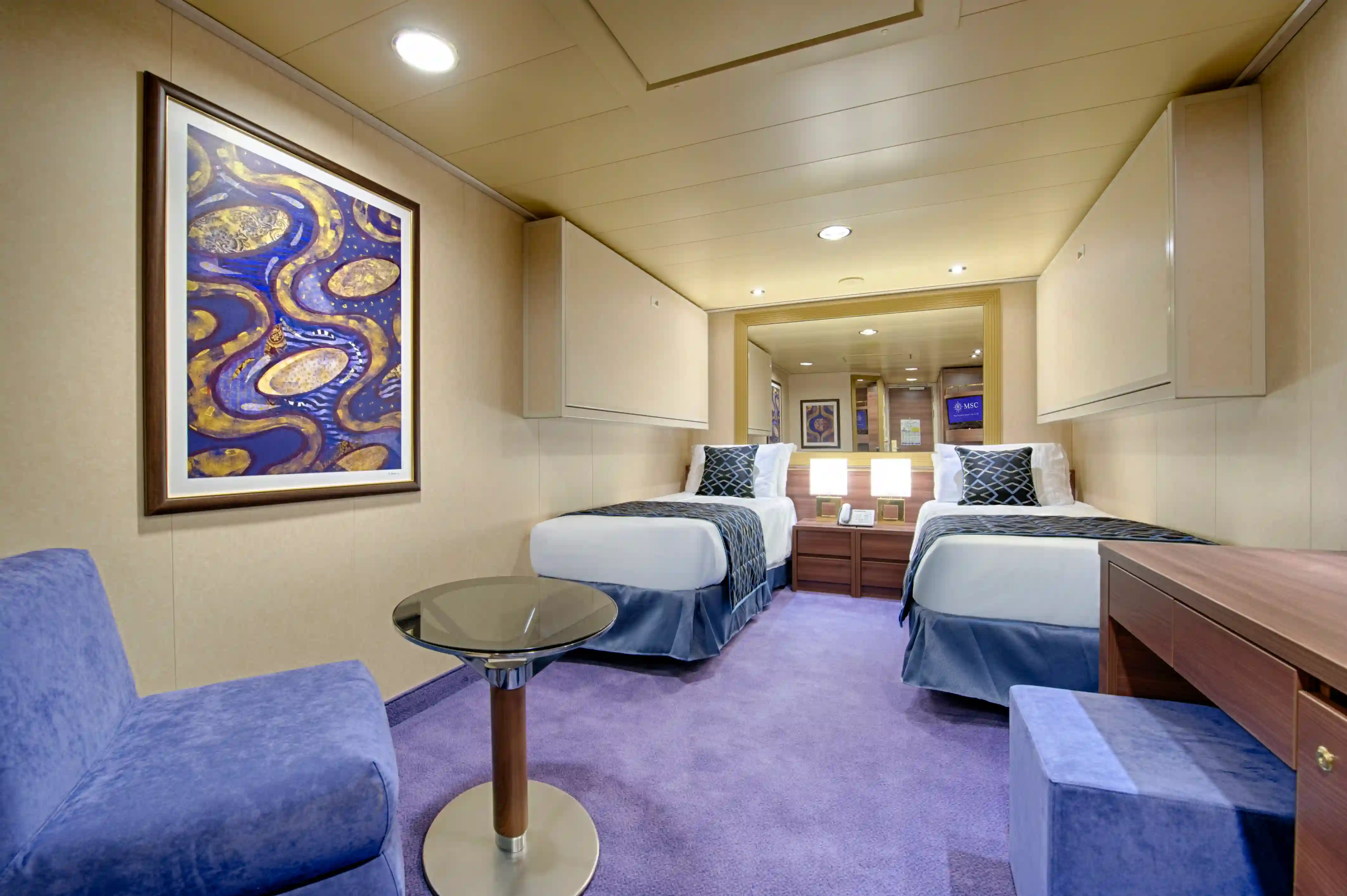 Innenkabine der MSC Preziosa mit zwei Betten, Stauraum und modernem Design