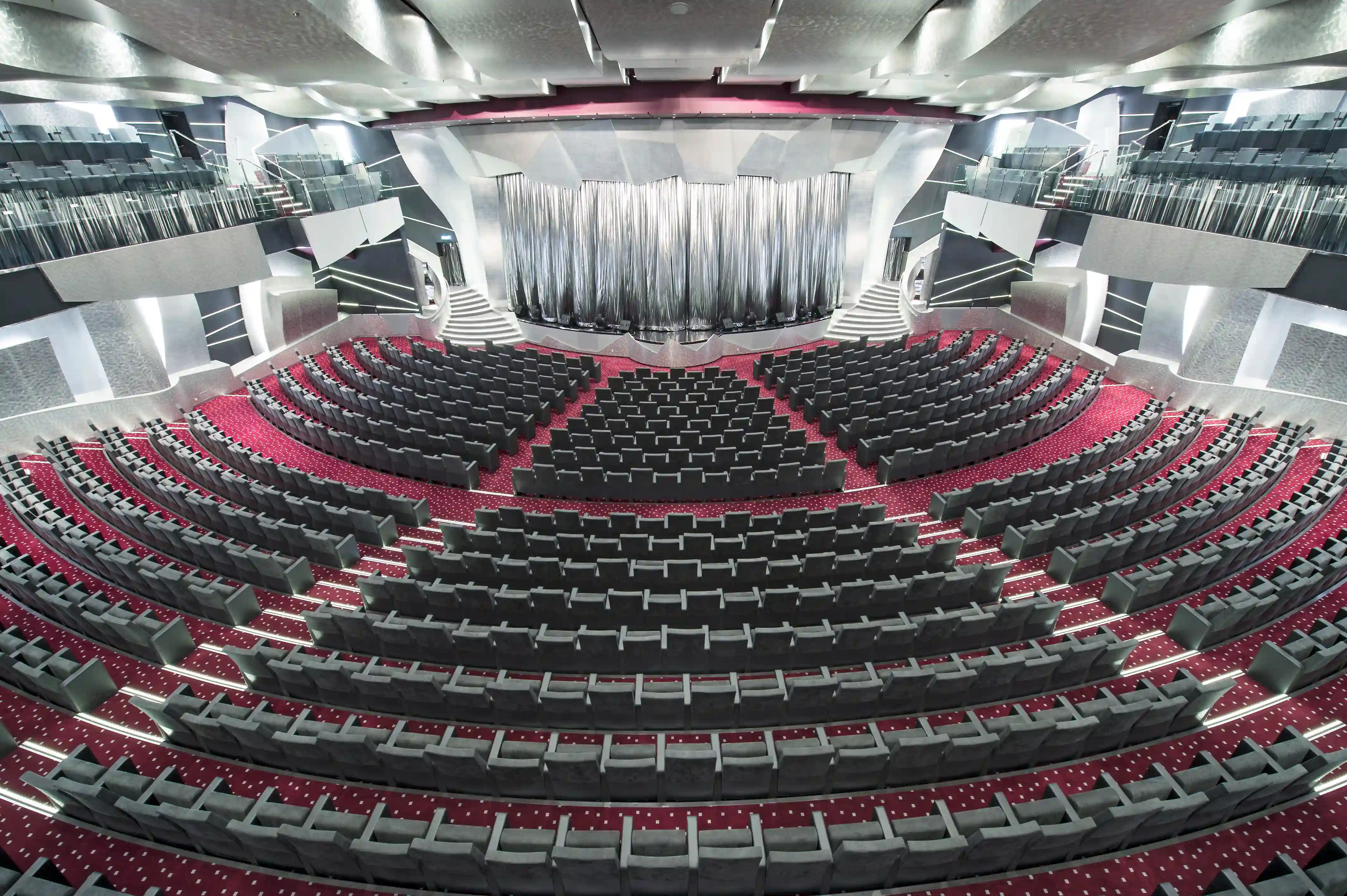 Grosses Theater der MSC Preziosa mit Sitzreihen, Buehne und moderner Lichttechnik