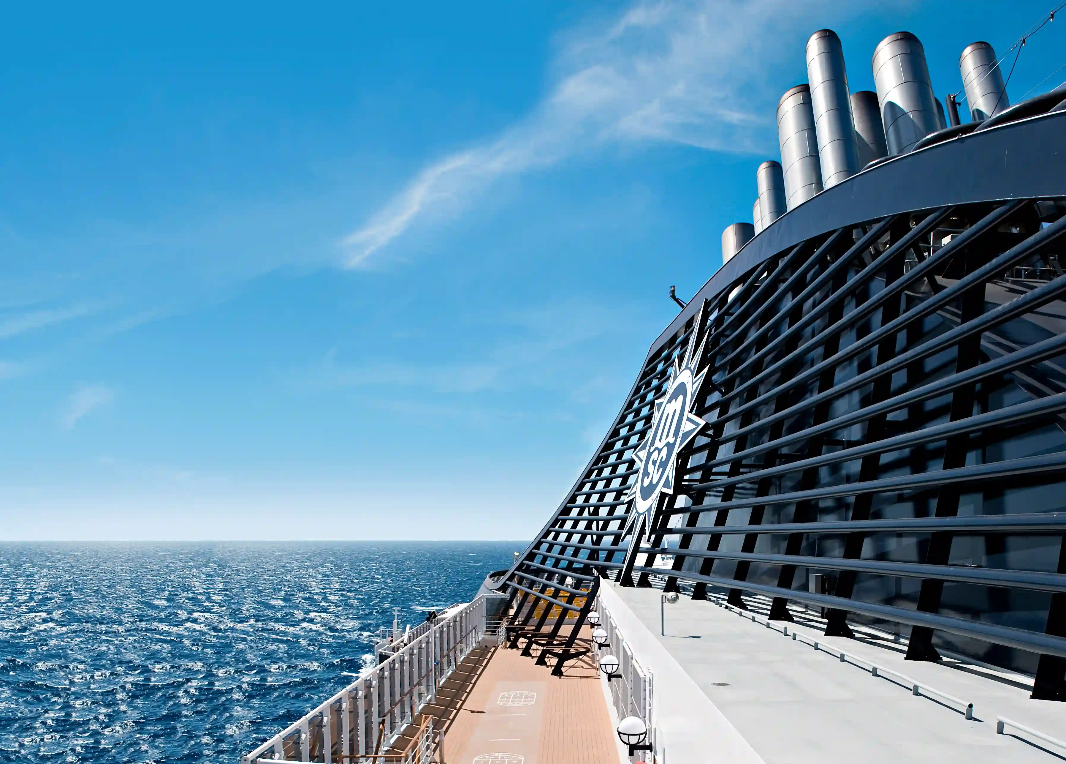 Blick entlang des Aussendecks der MSC Splendida mit Schornstein, Reling und offenem Meer