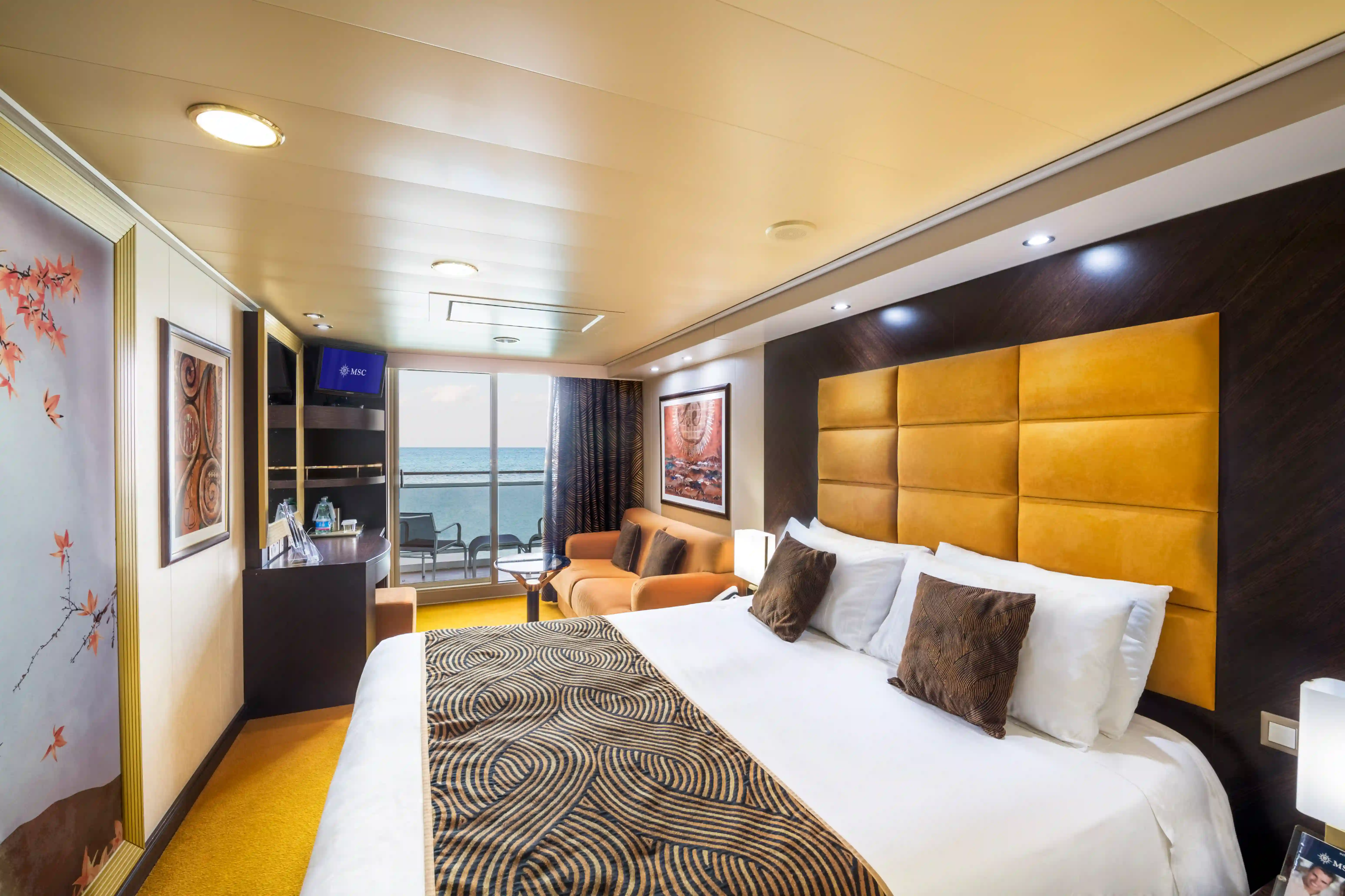 Grosszügige Suite der MSC Splendida mit Doppelbett, Sitzbereich, Balkon und Meerblick