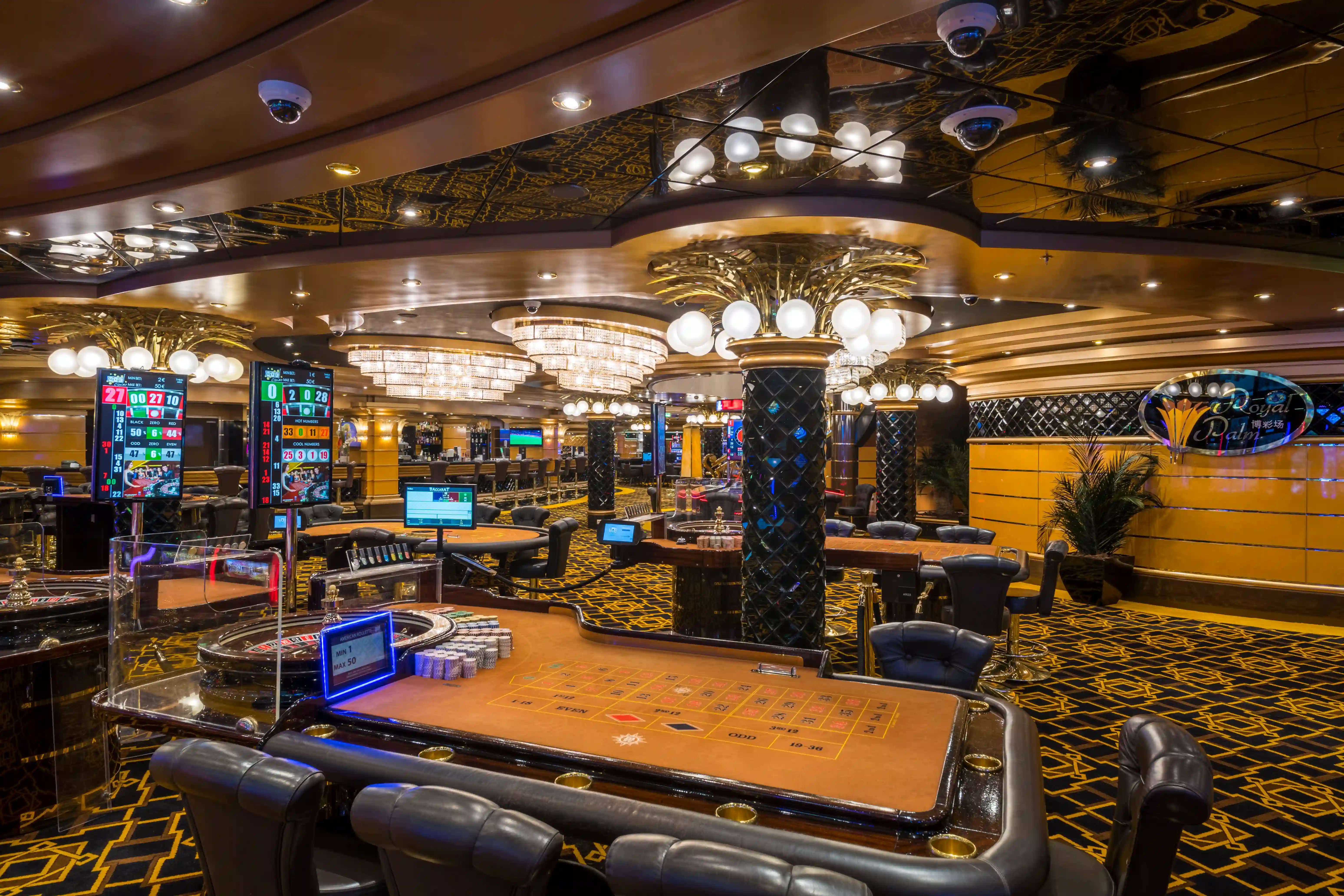 Grosses Casino der MSC Splendida mit Spieltischen, Spielautomaten und eleganter Beleuchtung