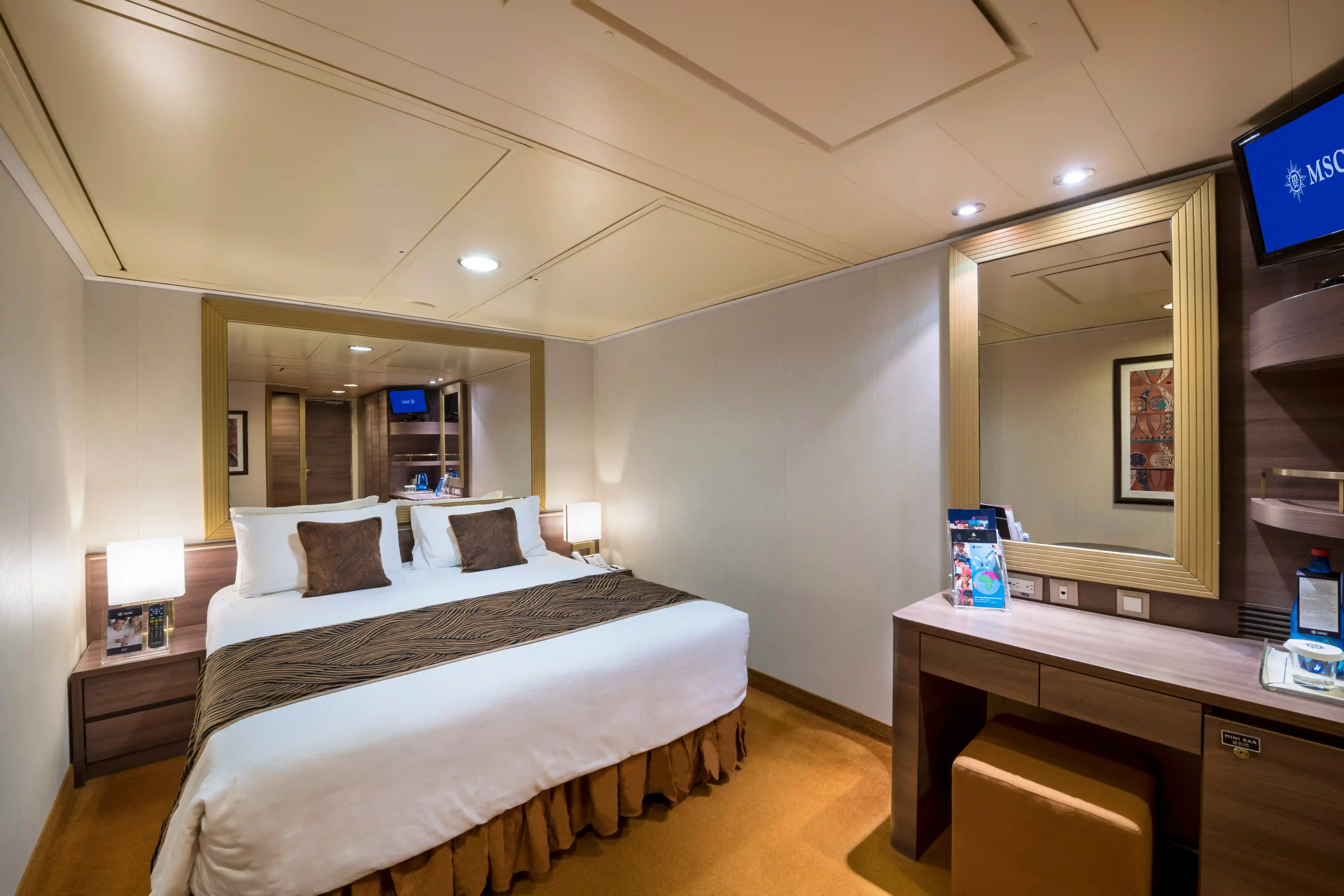 Innenkabine der MSC Splendida mit Doppelbett, Stauraum und modernem Design
