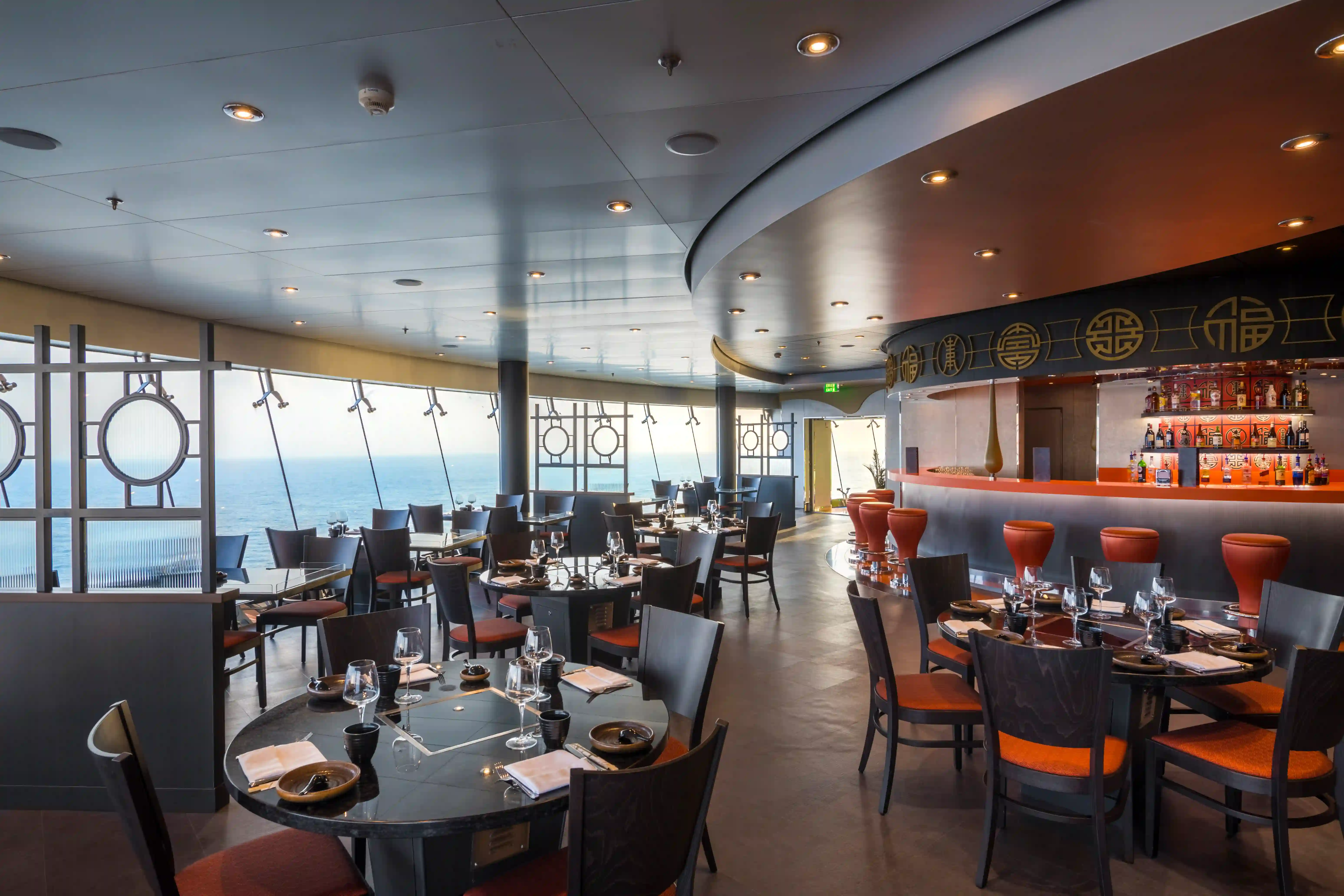 Restaurant Sea Pavilion der MSC Splendida mit gedeckten Tischen, Barbereich und Meerblick