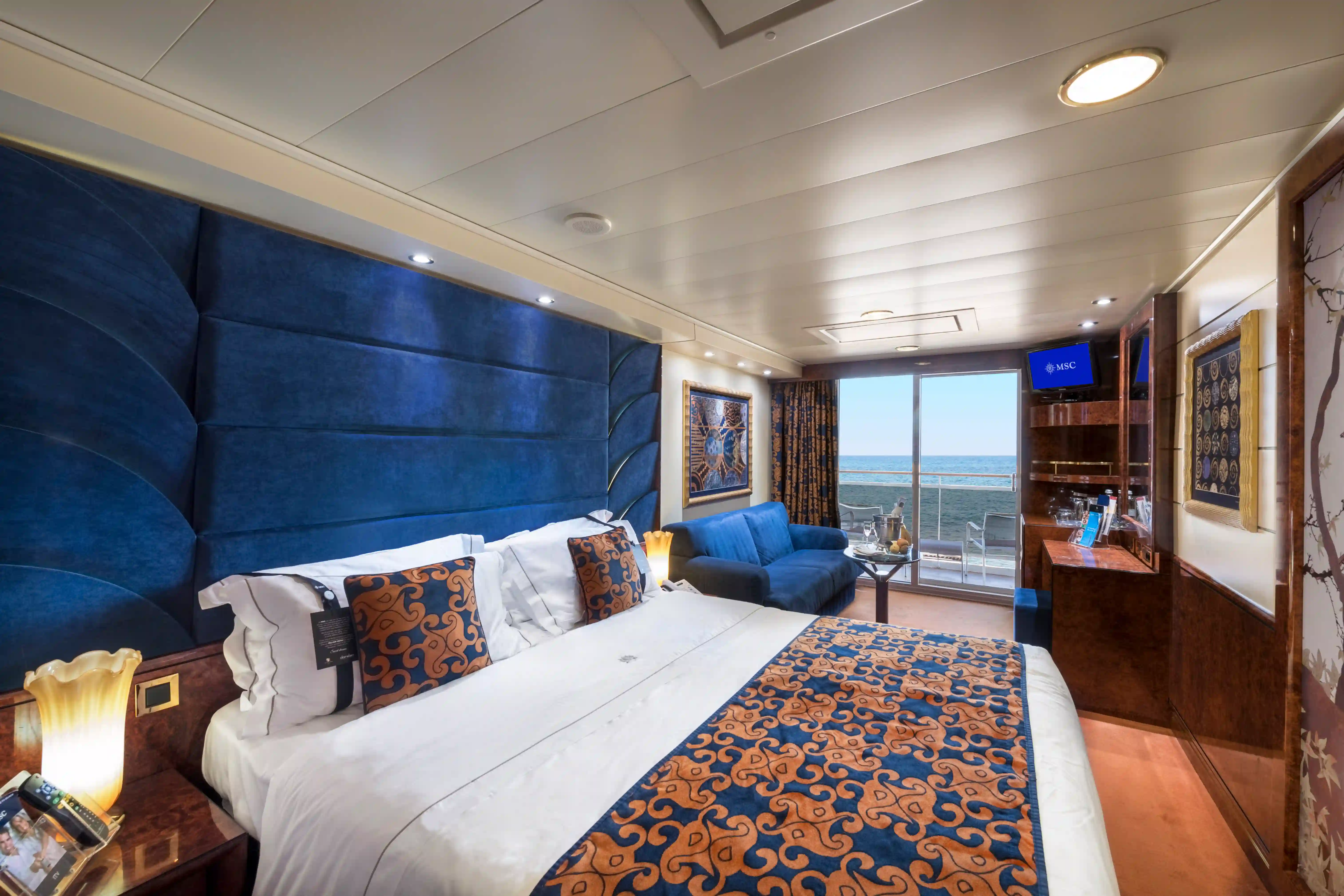 Moderne Balkonkabine der MSC Splendida mit Doppelbett, Sofa und Balkon mit Meerblick