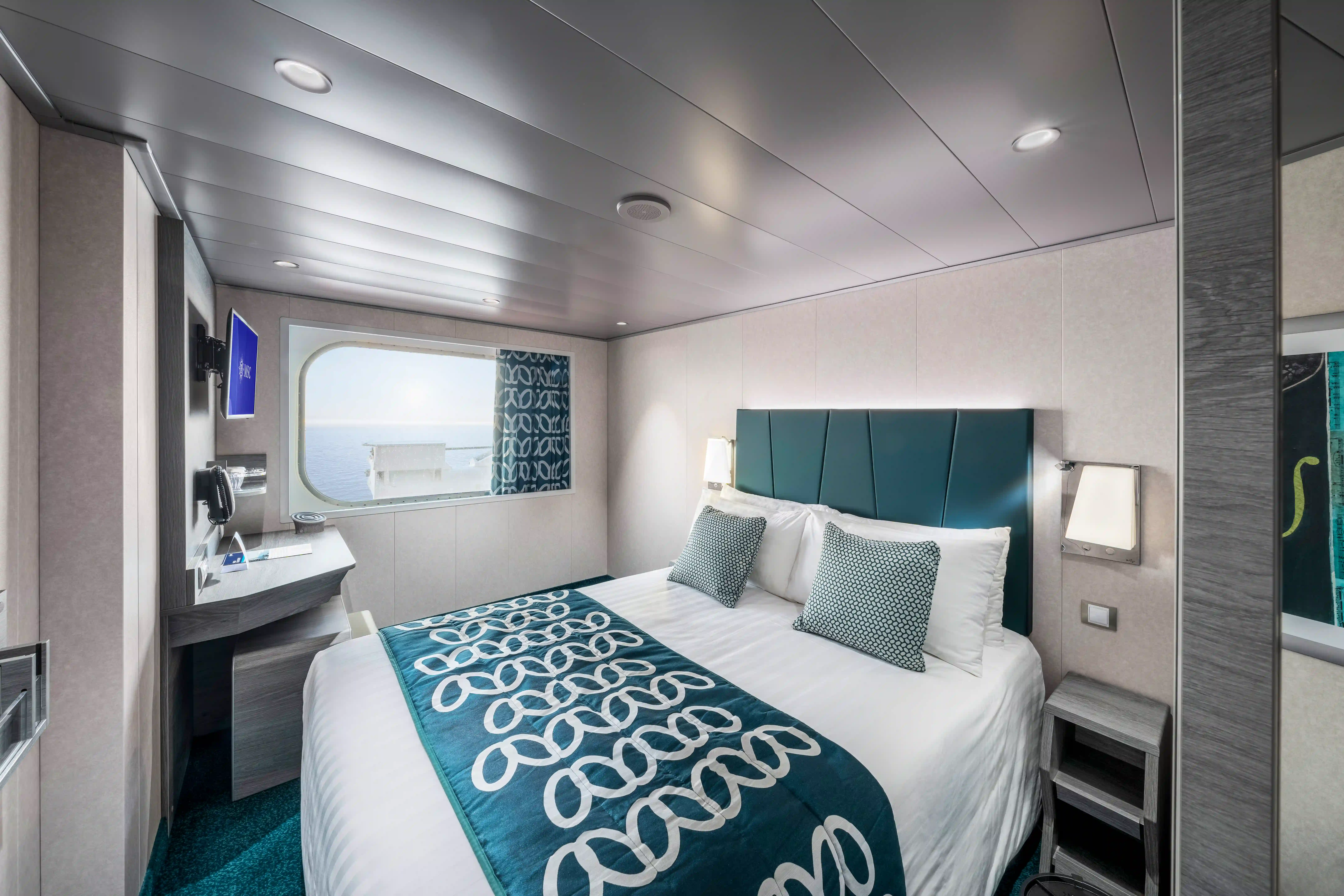Aussenkabine auf der MSC Virtuosa mit Doppelbett, Fenster und eingeschraenkter Sicht nach draussen