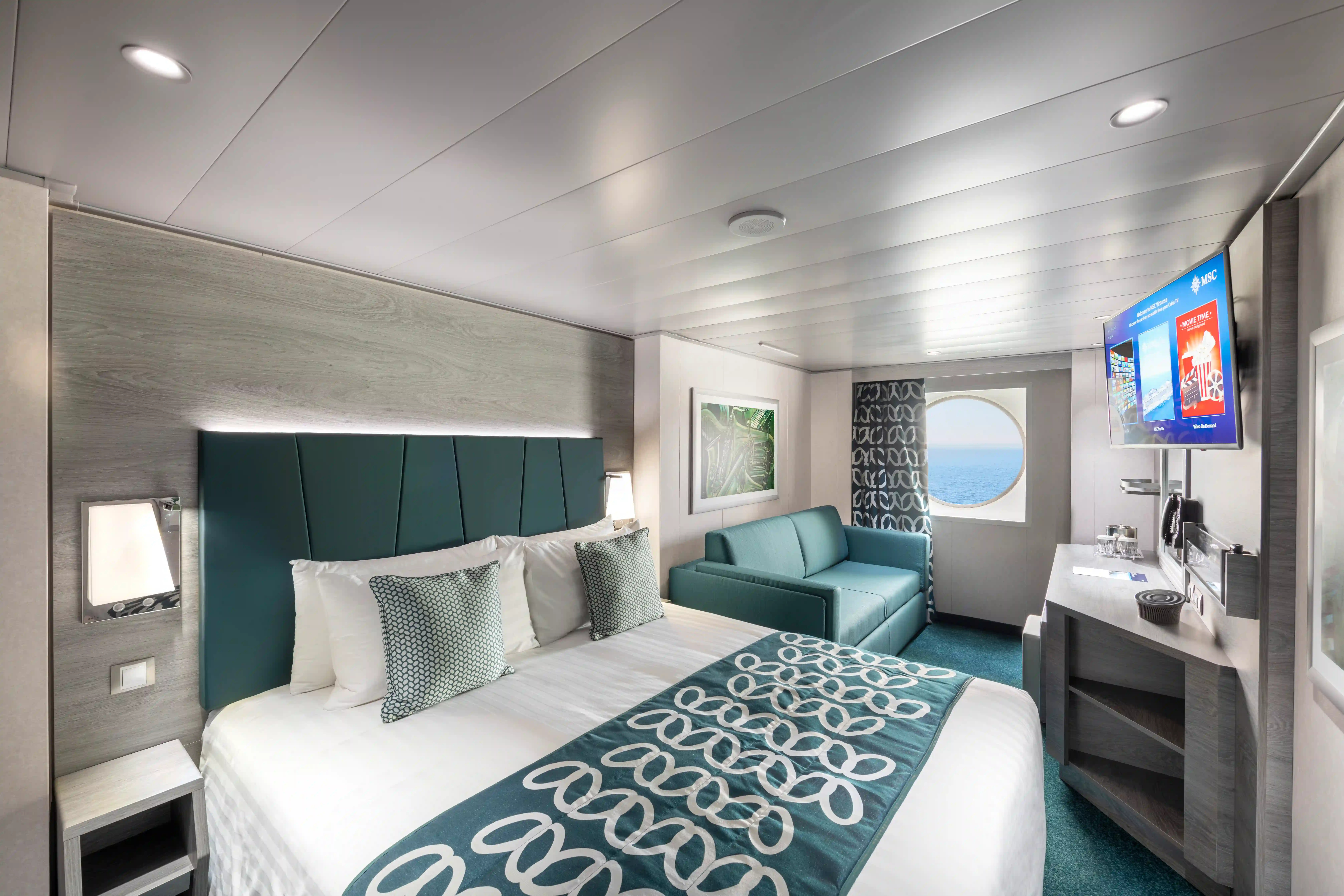 Aussenkabine auf der MSC Virtuosa mit Doppelbett, Fenster, Schreibtisch und modernem Interieur