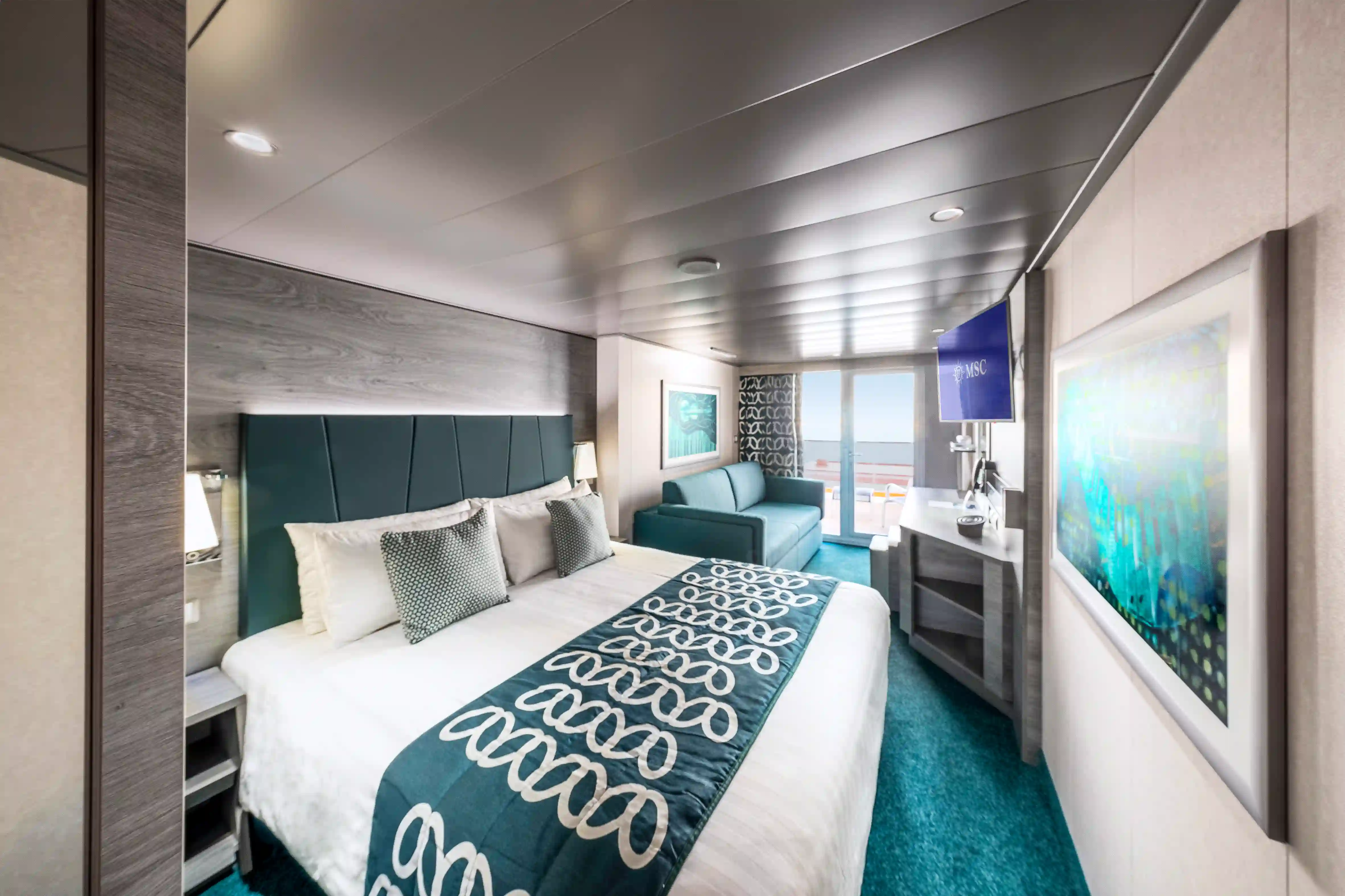 Balkonkabine auf der MSC Virtuosa mit Doppelbett, Sitzbereich, Balkon und Meerblick