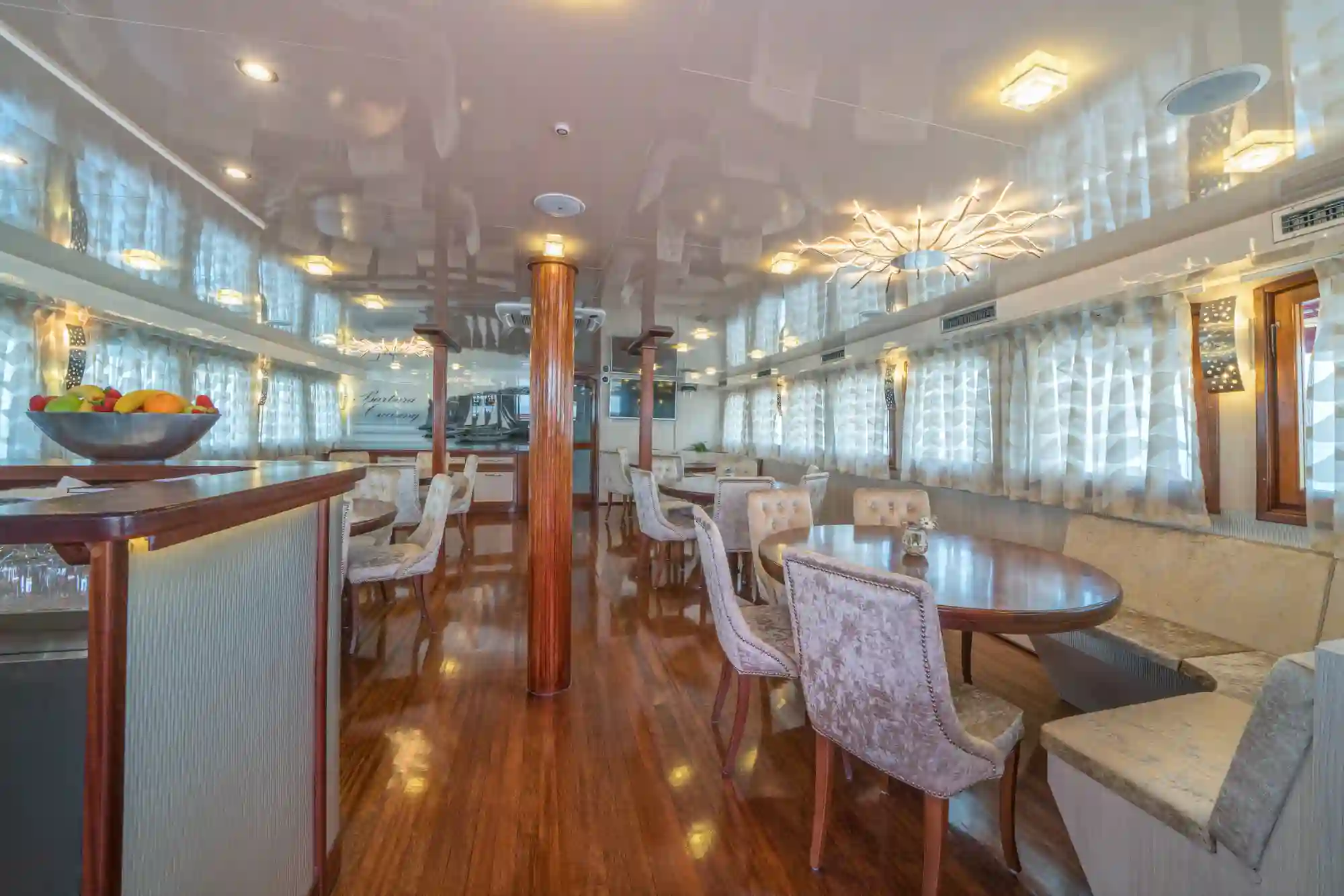 Restaurant élégant à bord d’un navire de croisière avec places assises