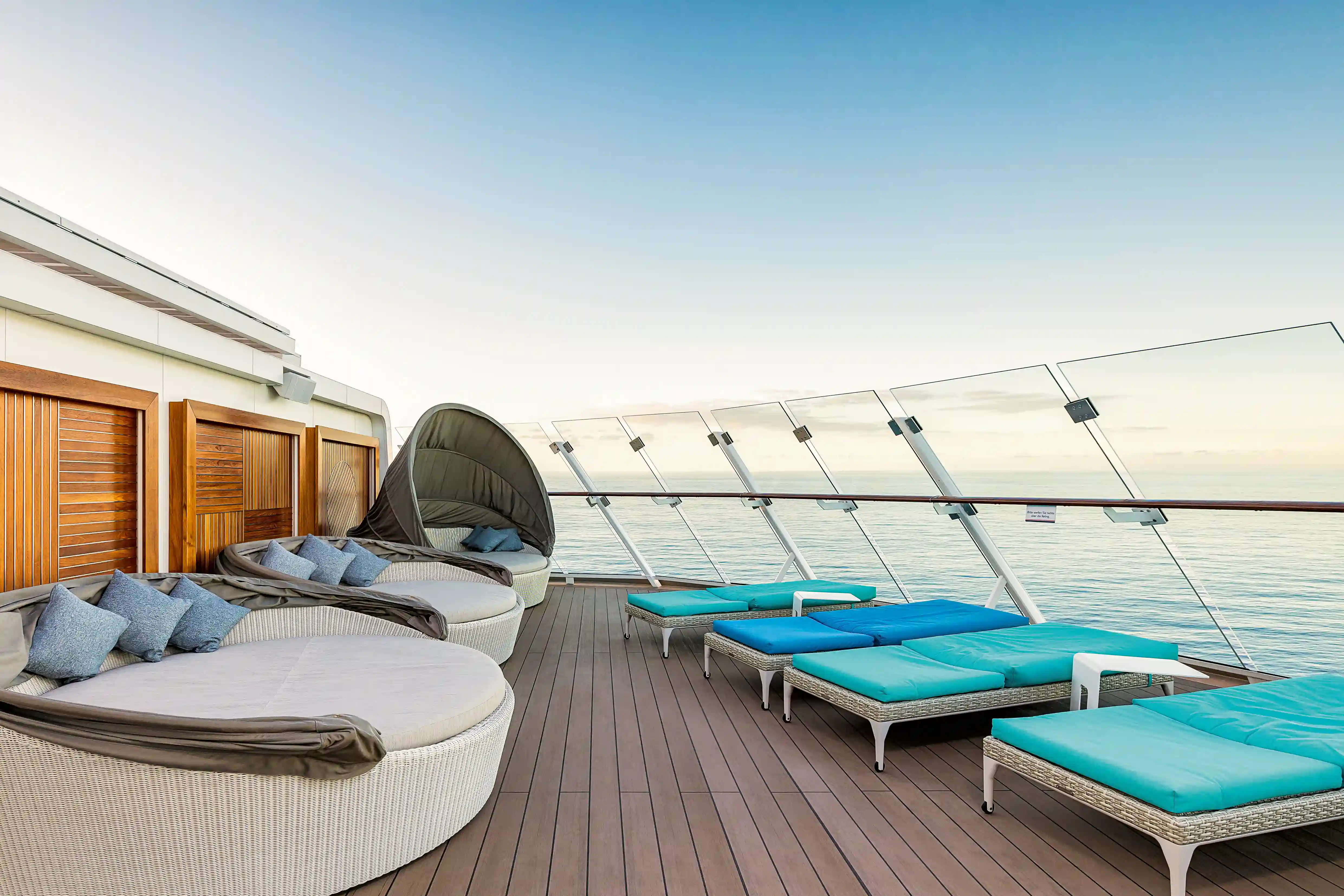 Sonnendeck Lounge mit grossen Daybeds, Liegen und Blick auf das Meer