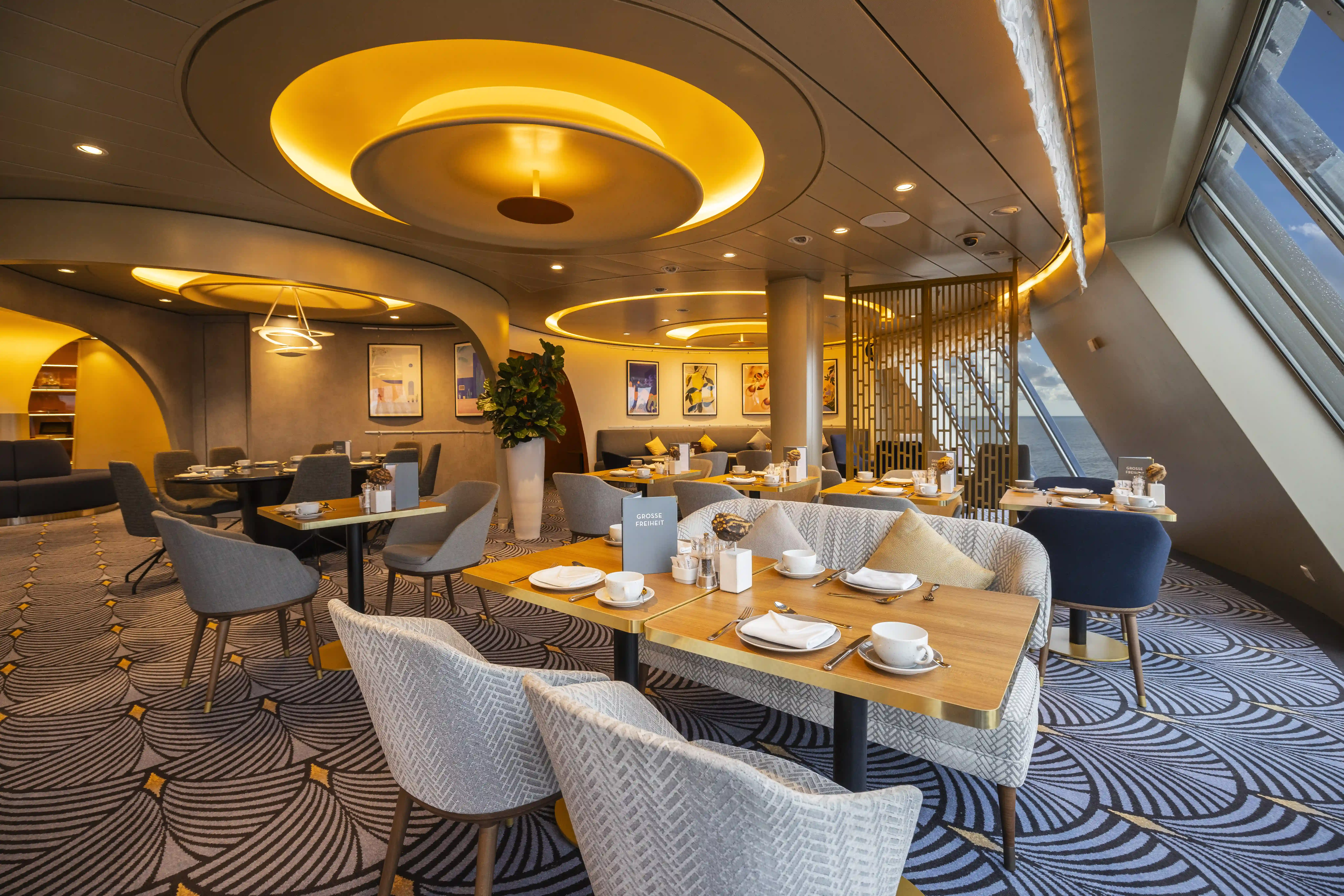 Bar-Bereich an Bord der Mein Schiff 3 mit grossen Fensterfronten, die einen Blick auf das Meer bieten