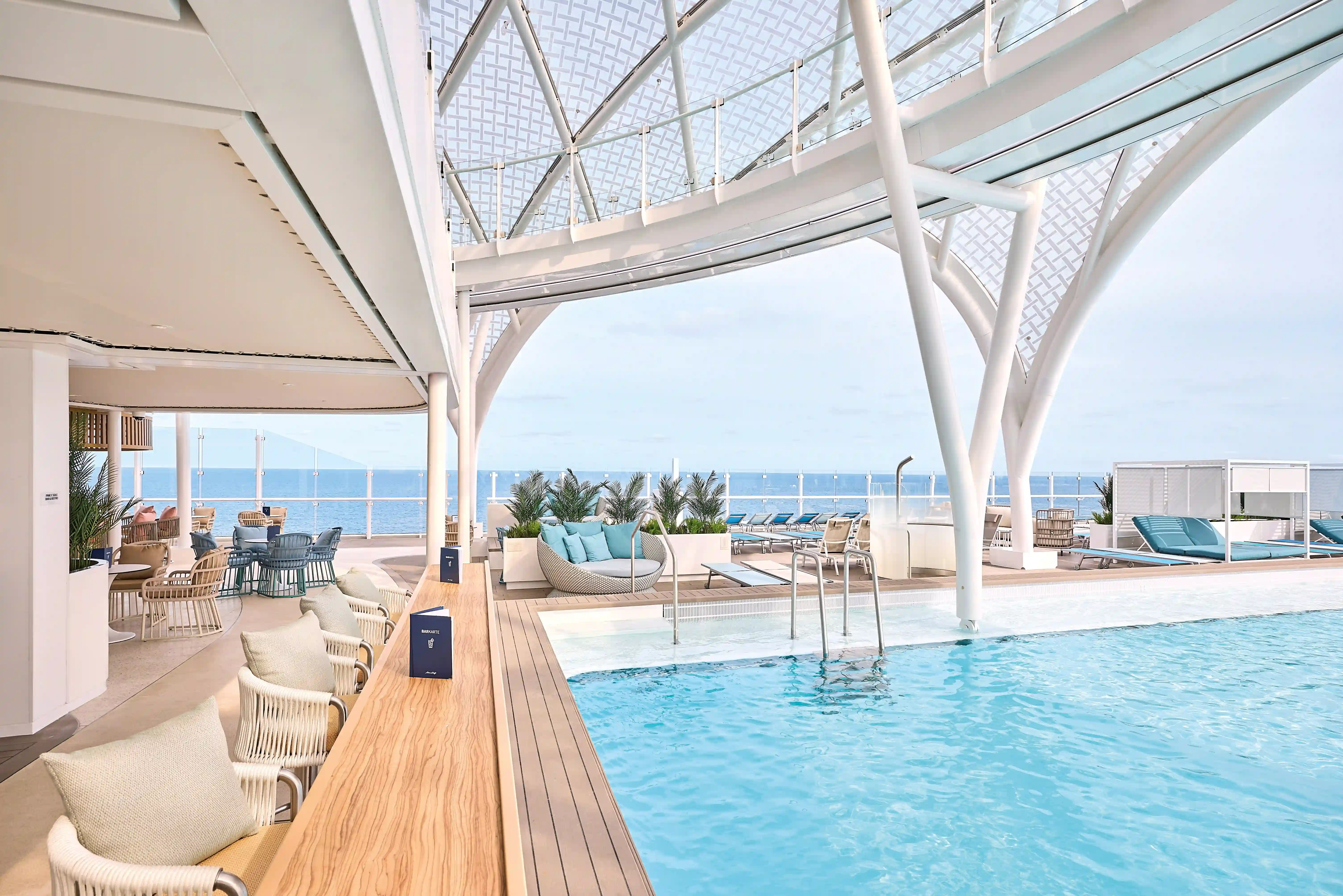 Sonnendeck mit Pool, Liegen und Ueberdachung auf Kreuzfahrtschiff