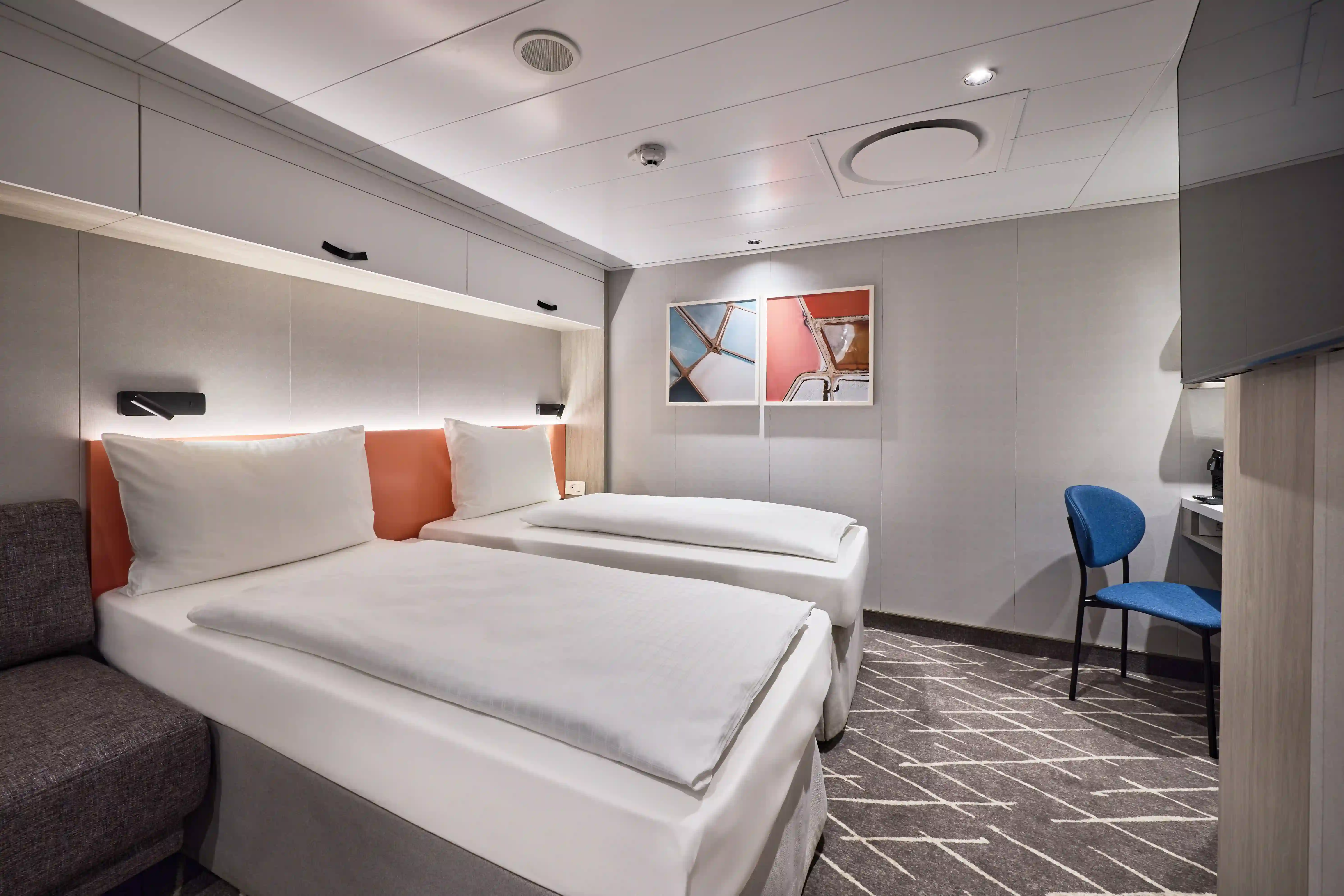 Innenkabine mit zwei Einzelbetten, Schreibtisch und moderner Einrichtung