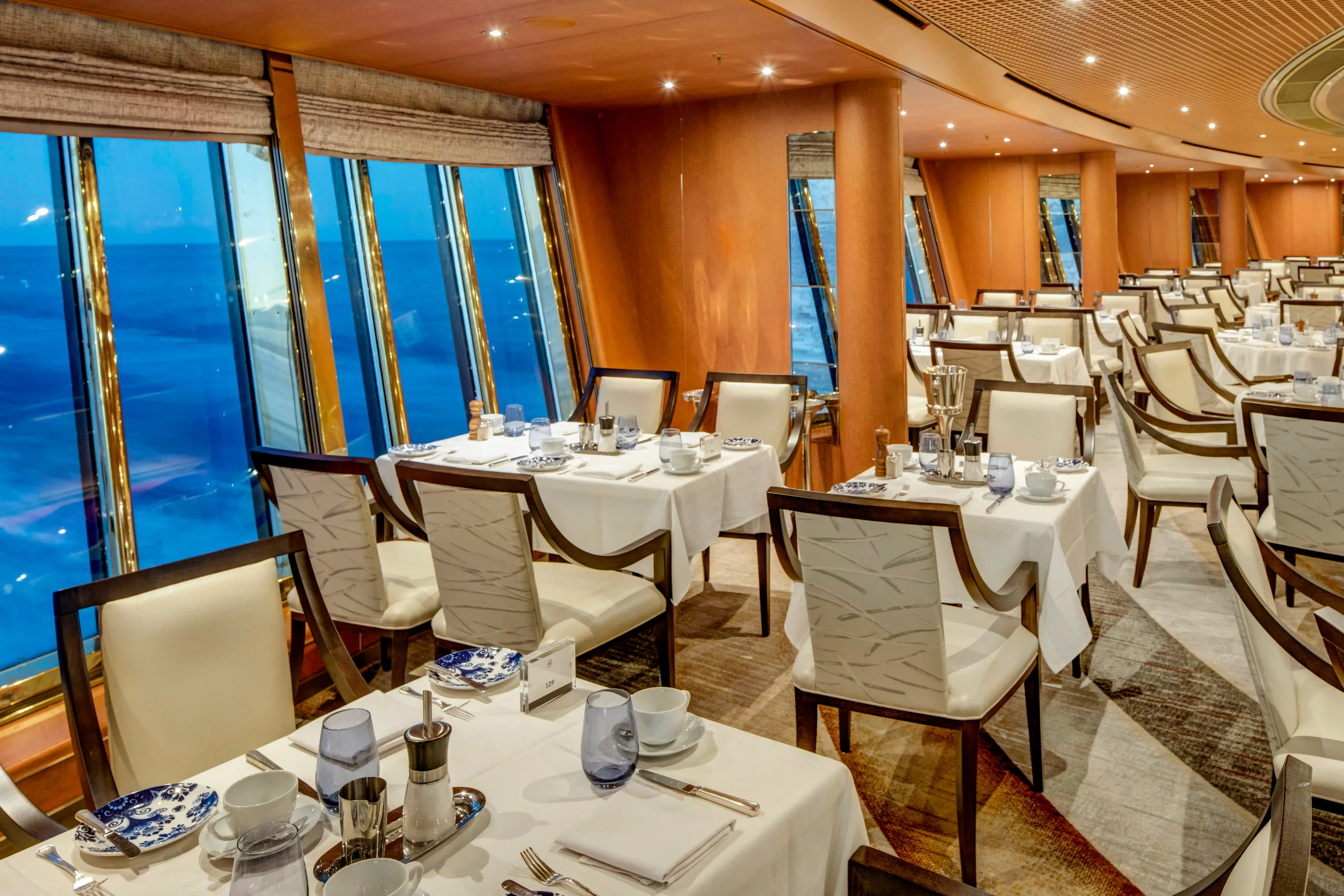 Elegantes Restaurant mit gedeckten Tischen und grossen Fenstern