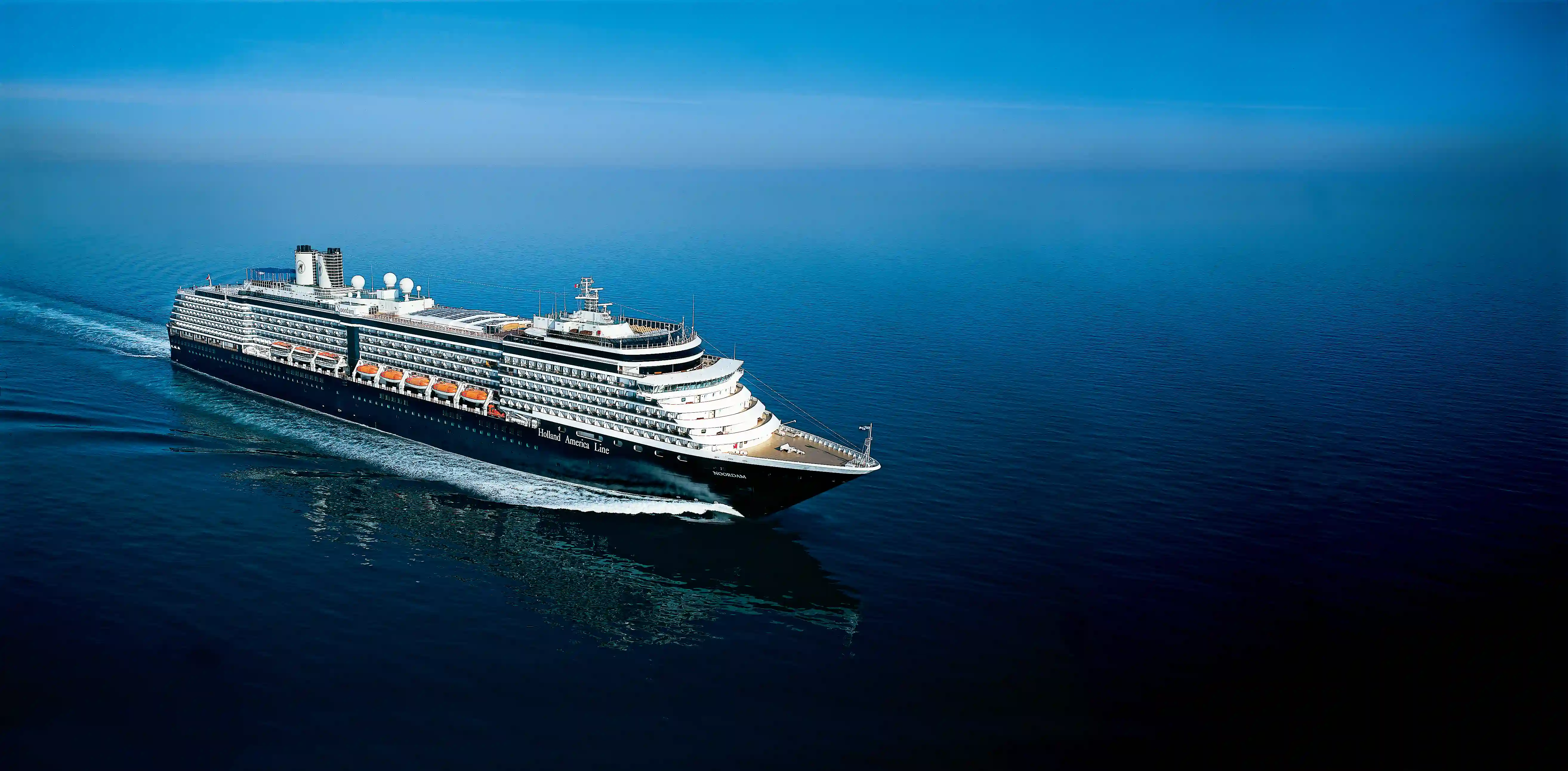 Kreuzfahrtschiff Noordam unterwegs auf offenem Meer
