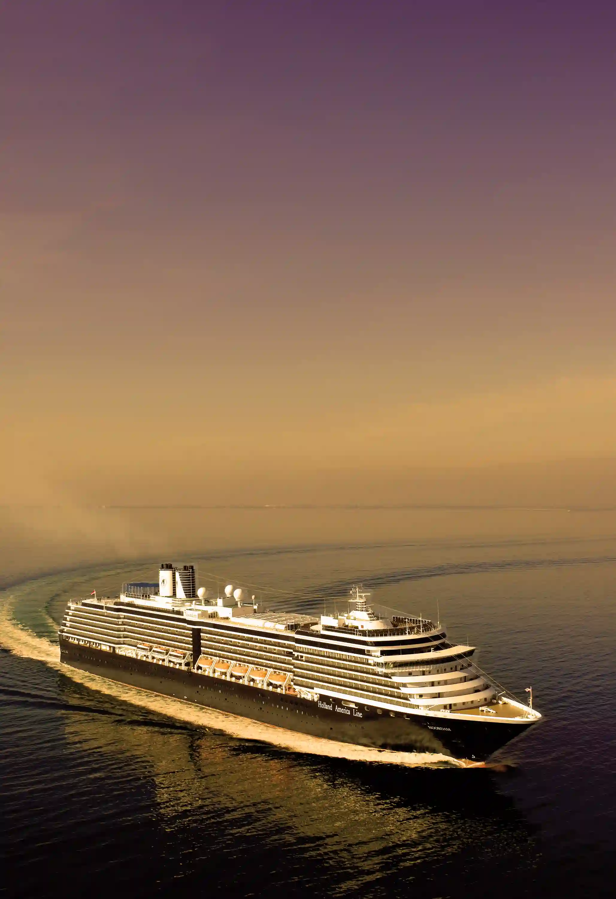 Kreuzfahrtschiff Noordam bei ruhiger See und klarem Himmel