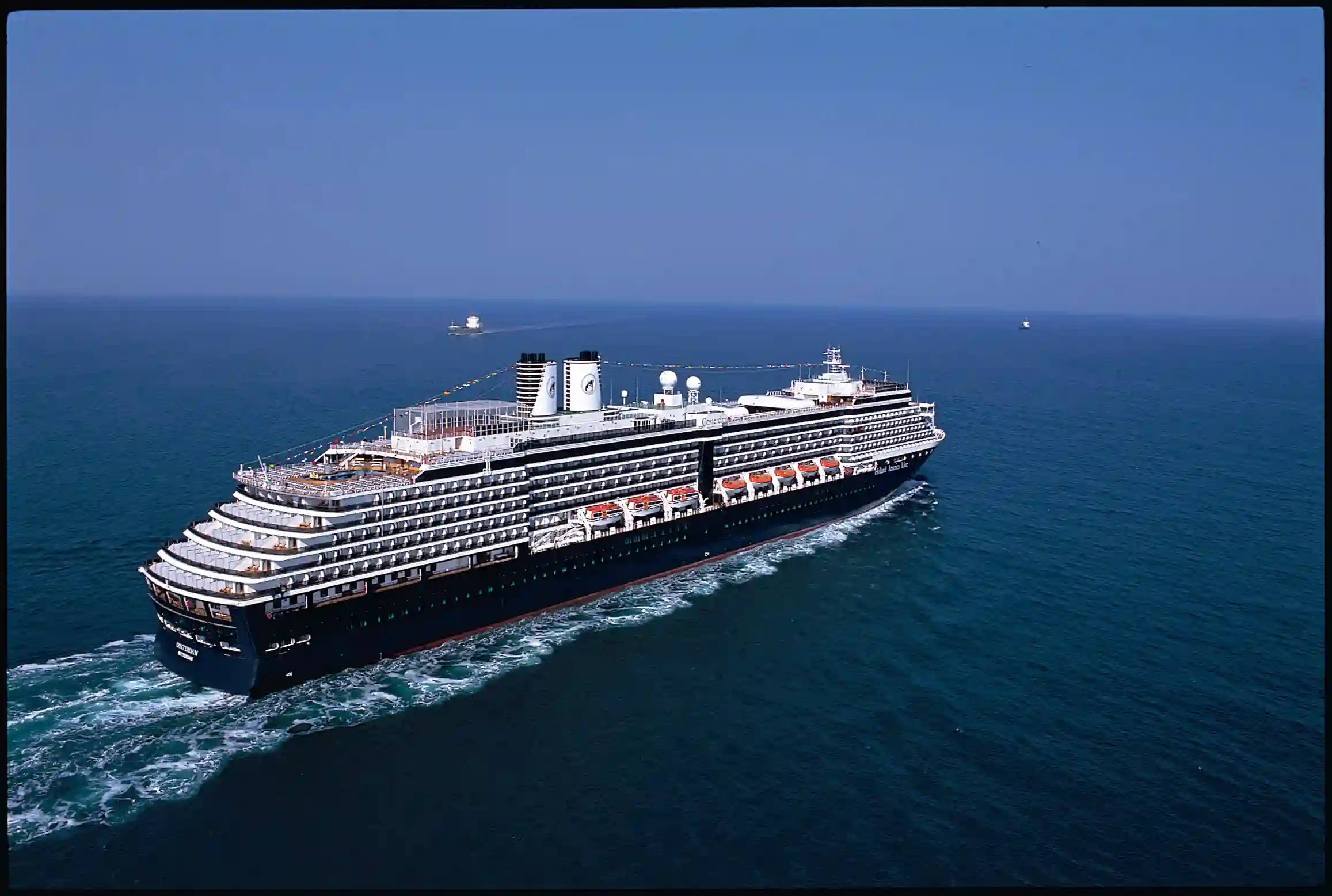 Die Oosterdam der Holland America Line bei voller Fahrt