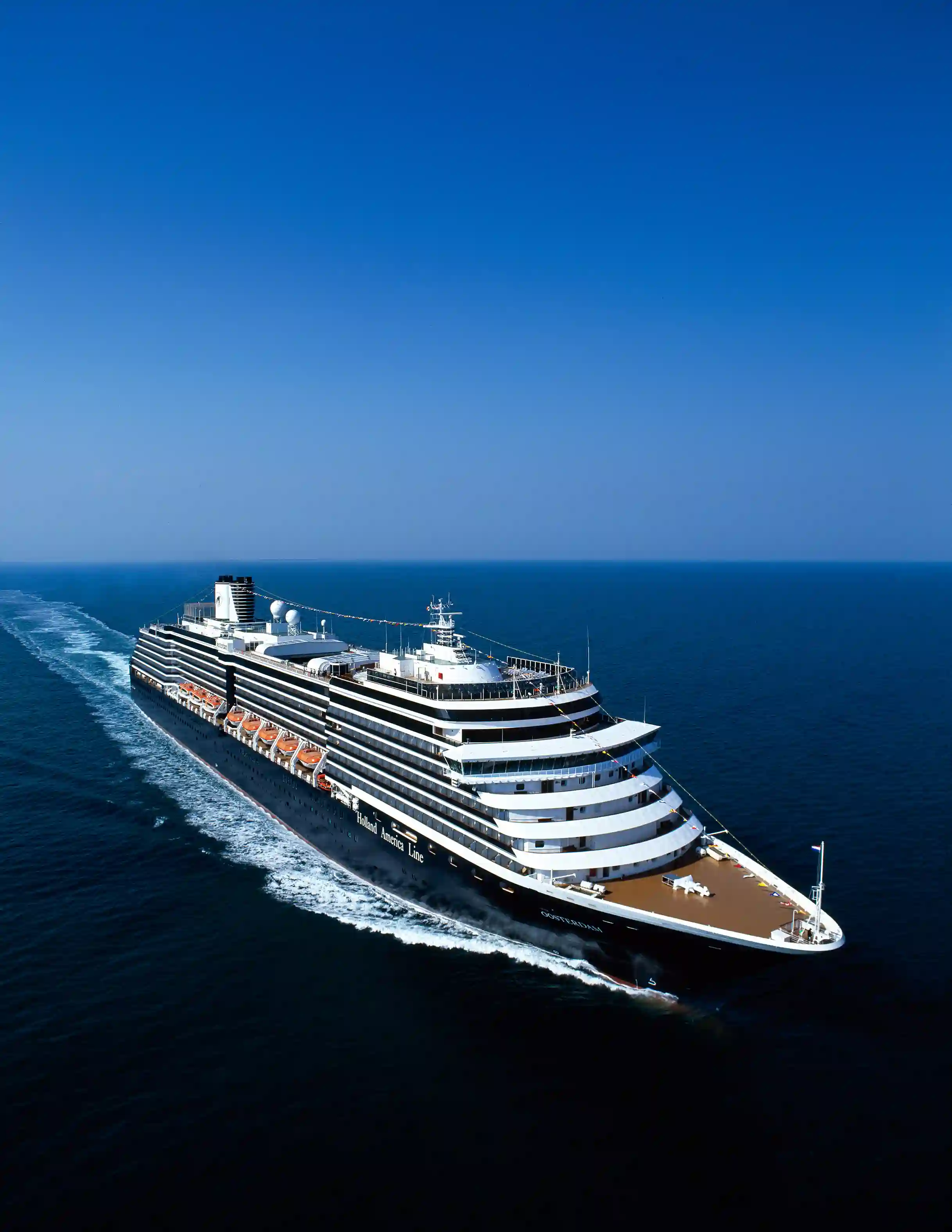 Aussenansicht der Holland America Line Oosterdam auf dem offenen Meer bei ruhiger See