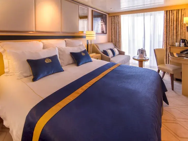 Balkonkabine mit Doppelbett, Sofa und Zugang zum Balkon