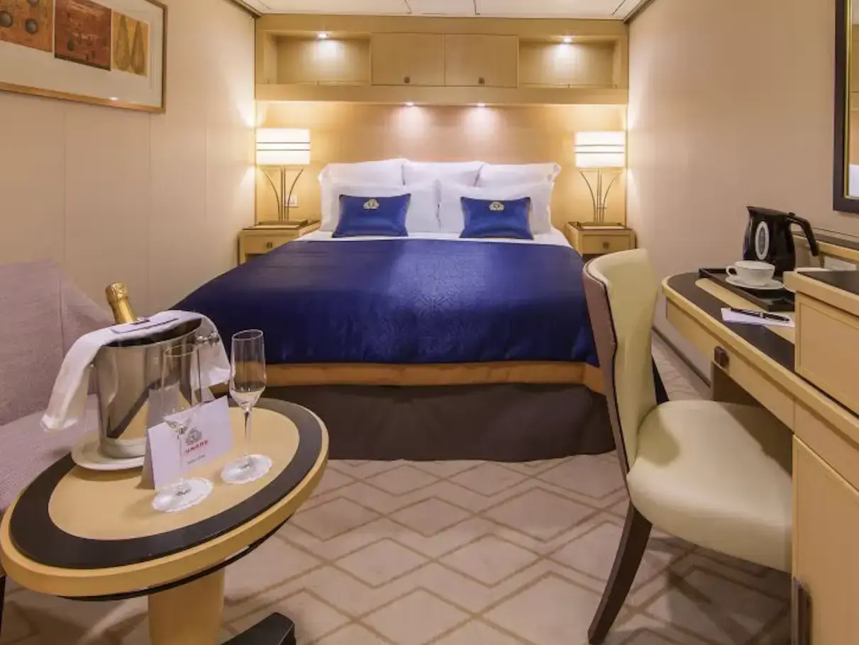 Innenkabine mit Doppelbett, Schreibtisch und Beleuchtung