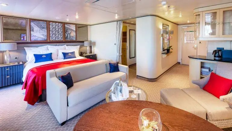 Queens Suite mit separatem Wohnbereich und grossem Bett