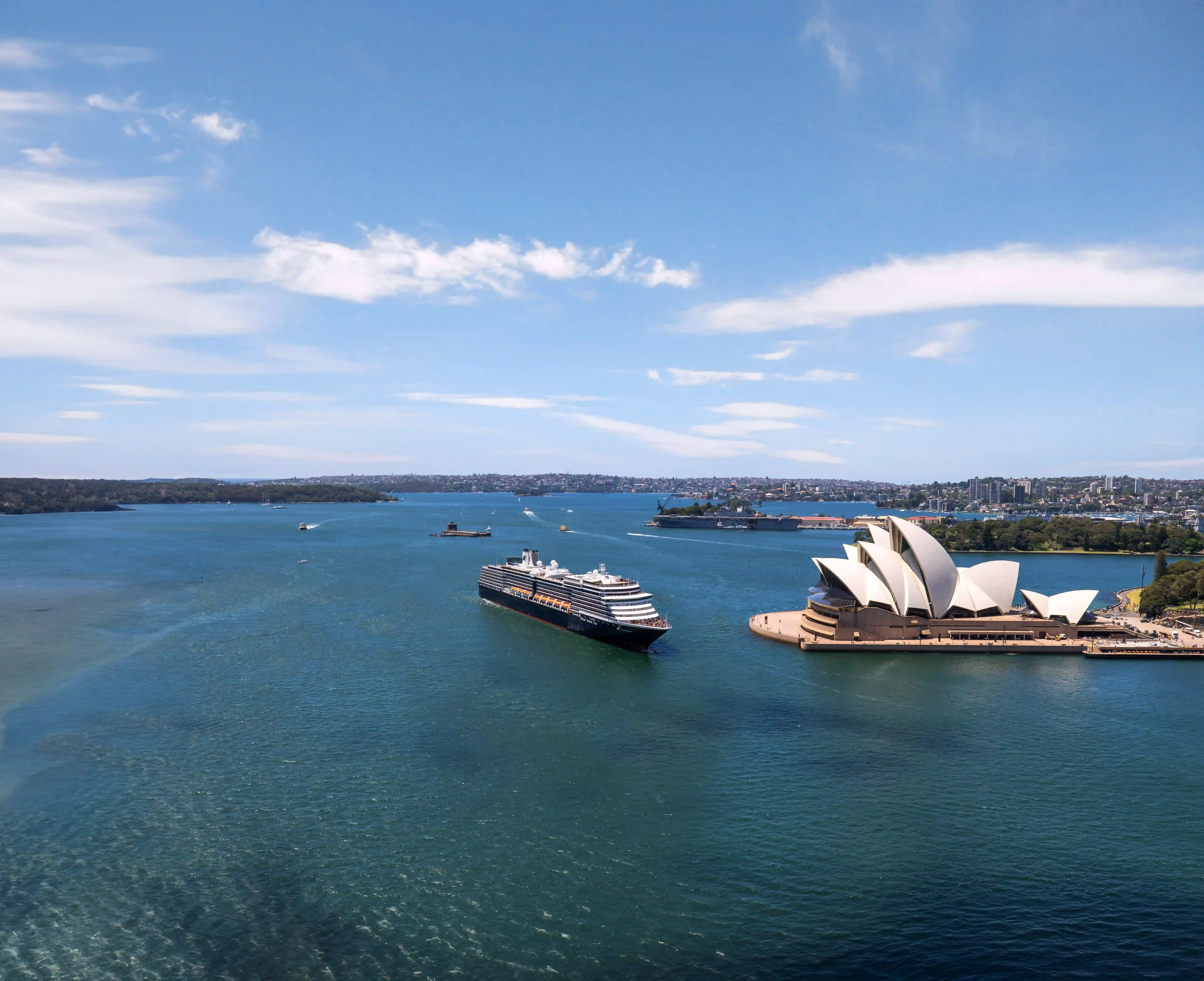 Kreuzfahrtschiff im Hafen von Sydney neben dem Opernhaus